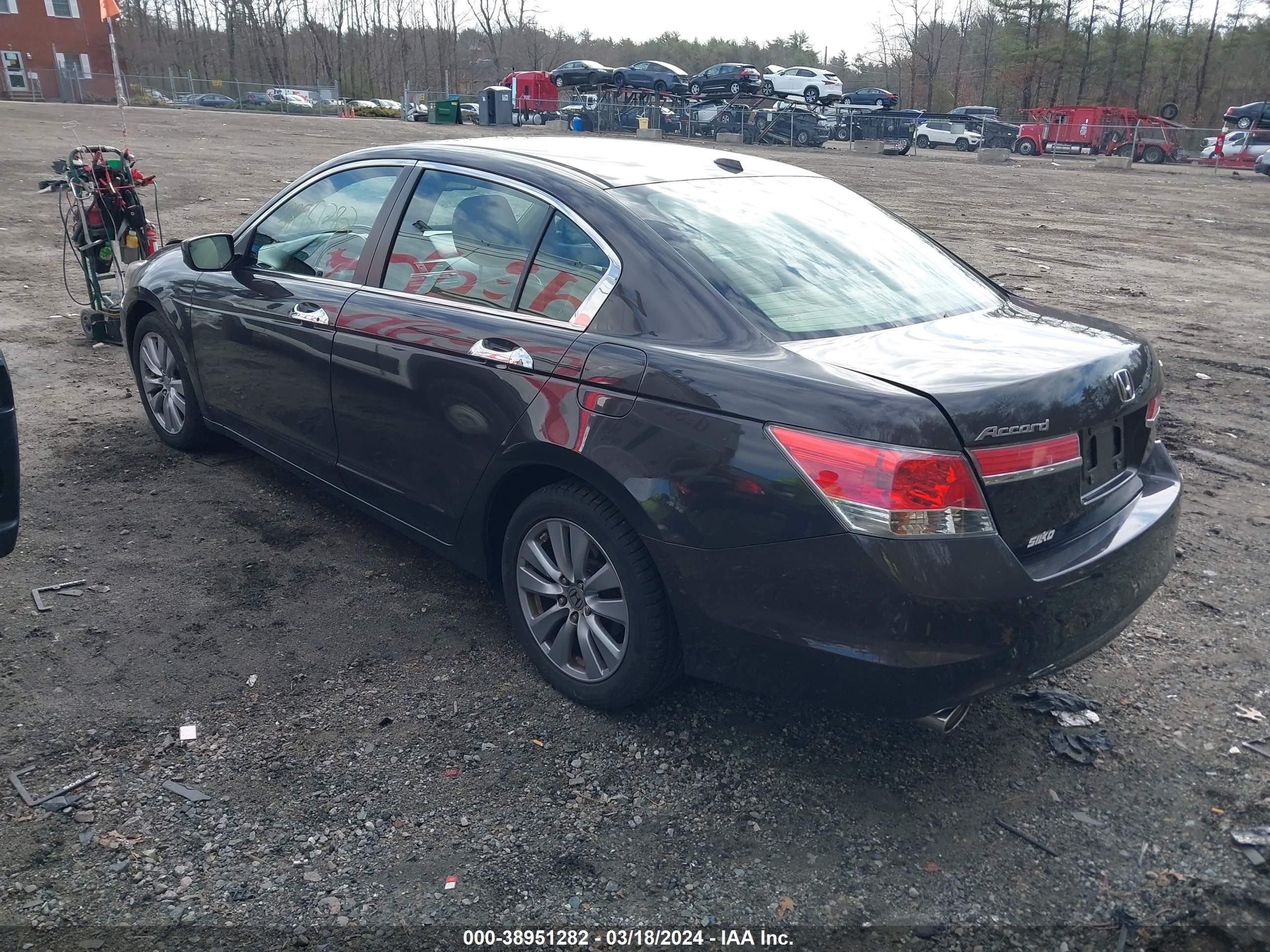 Photo 2 VIN: 1HGCP3F83BA018465 - HONDA ACCORD 