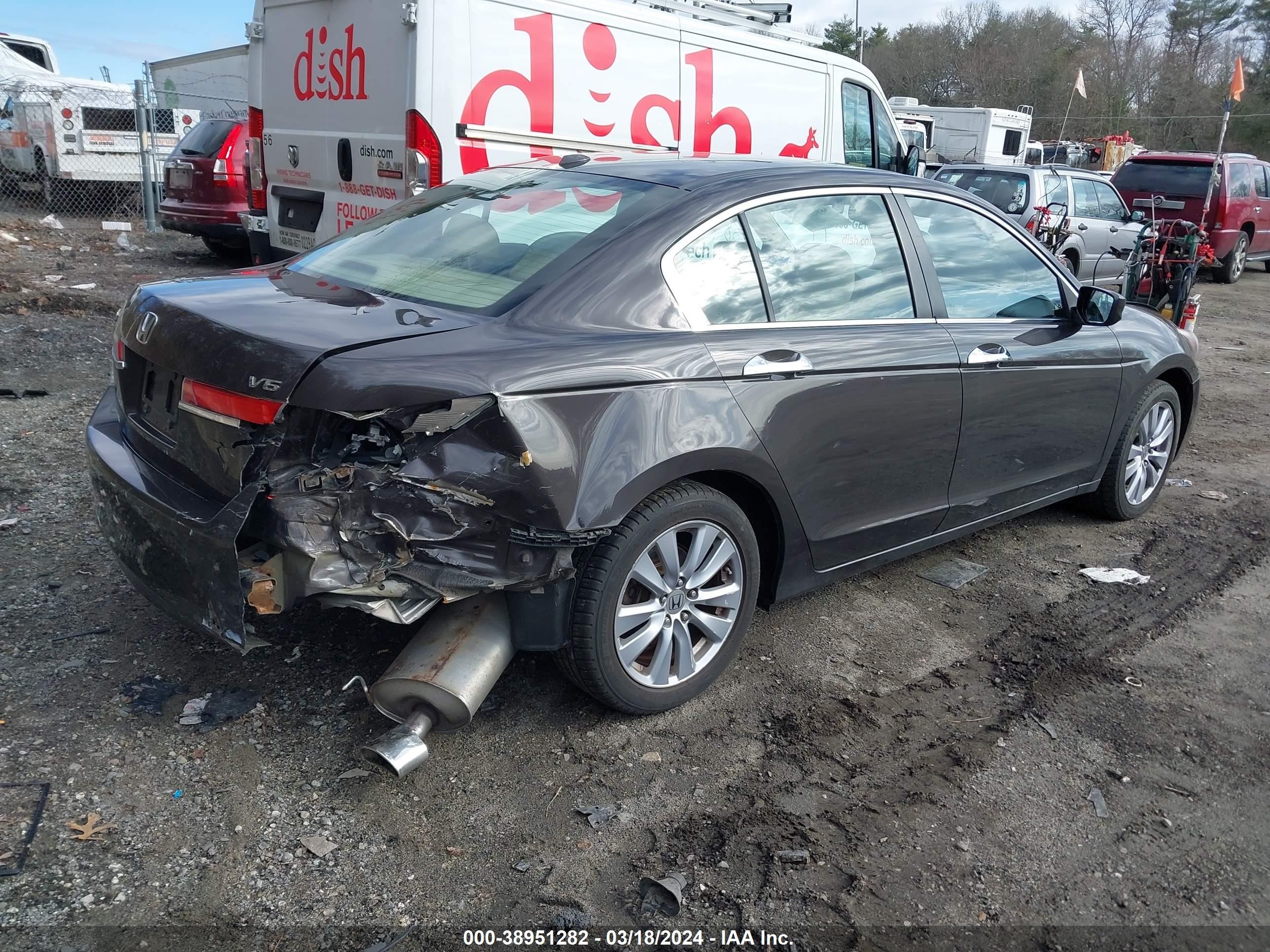 Photo 3 VIN: 1HGCP3F83BA018465 - HONDA ACCORD 