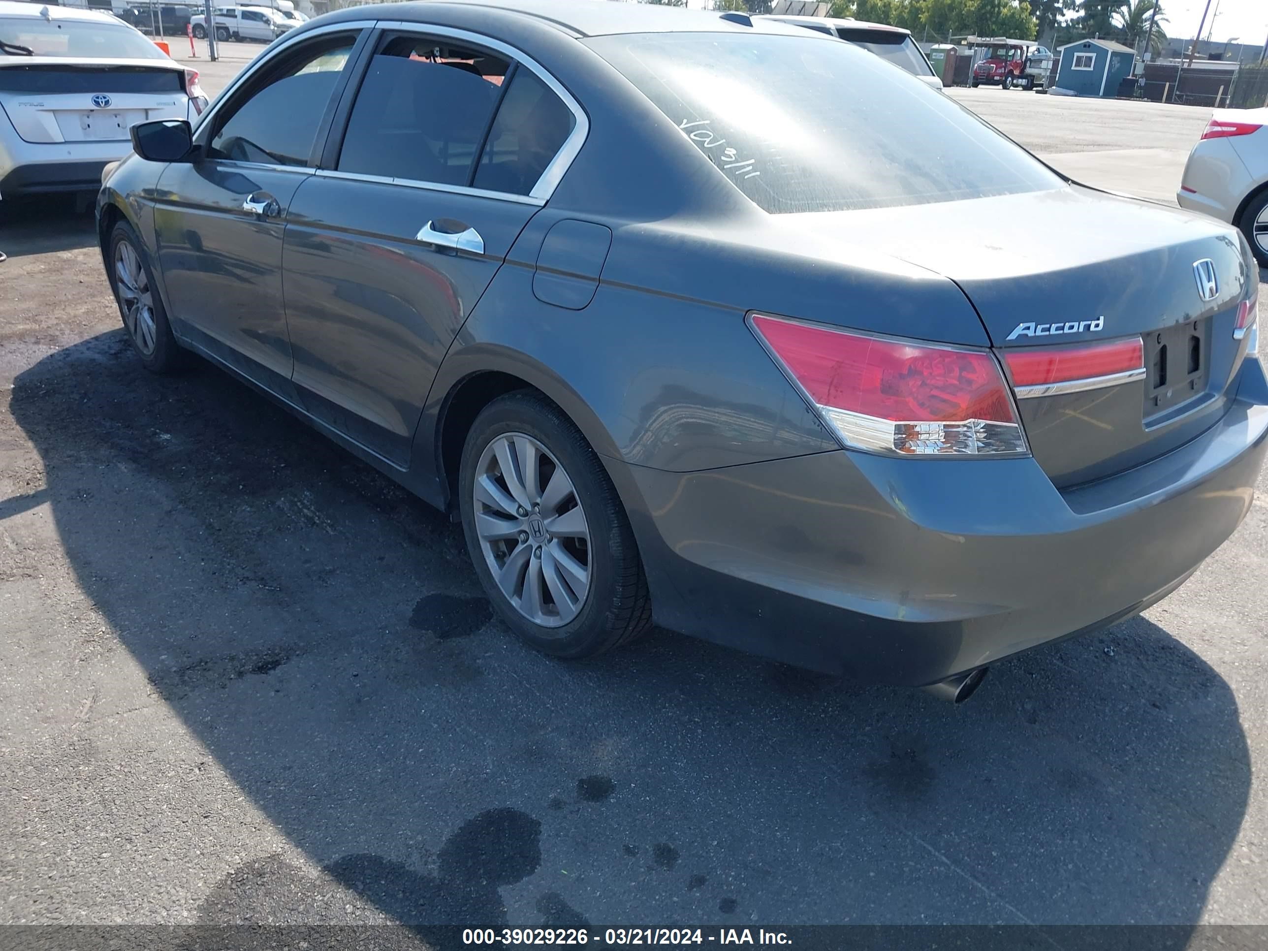 Photo 2 VIN: 1HGCP3F84BA008785 - HONDA ACCORD 