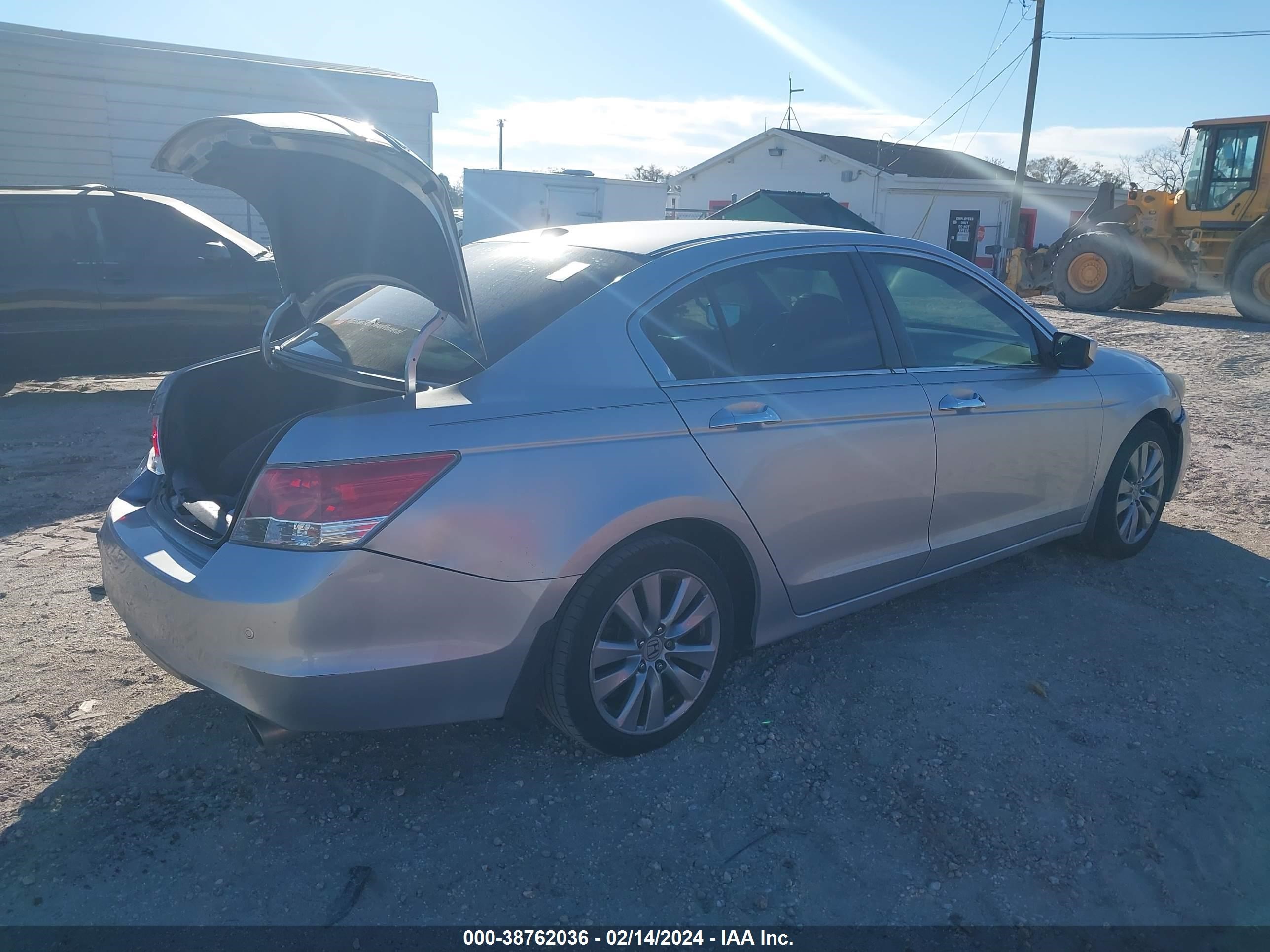 Photo 3 VIN: 1HGCP3F84CA028505 - HONDA ACCORD 