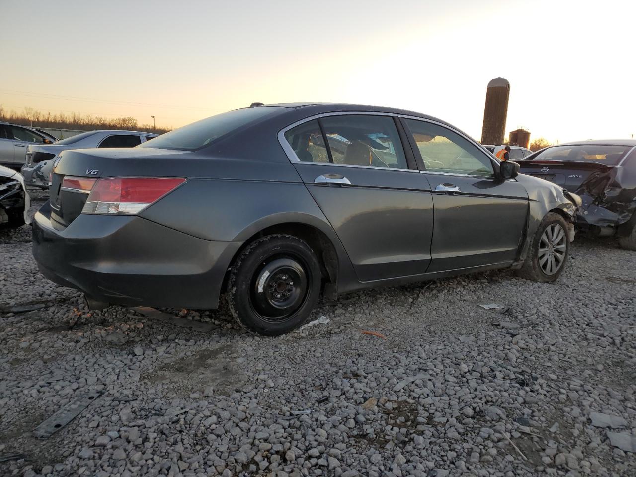 Photo 2 VIN: 1HGCP3F86BA010893 - HONDA ACCORD 