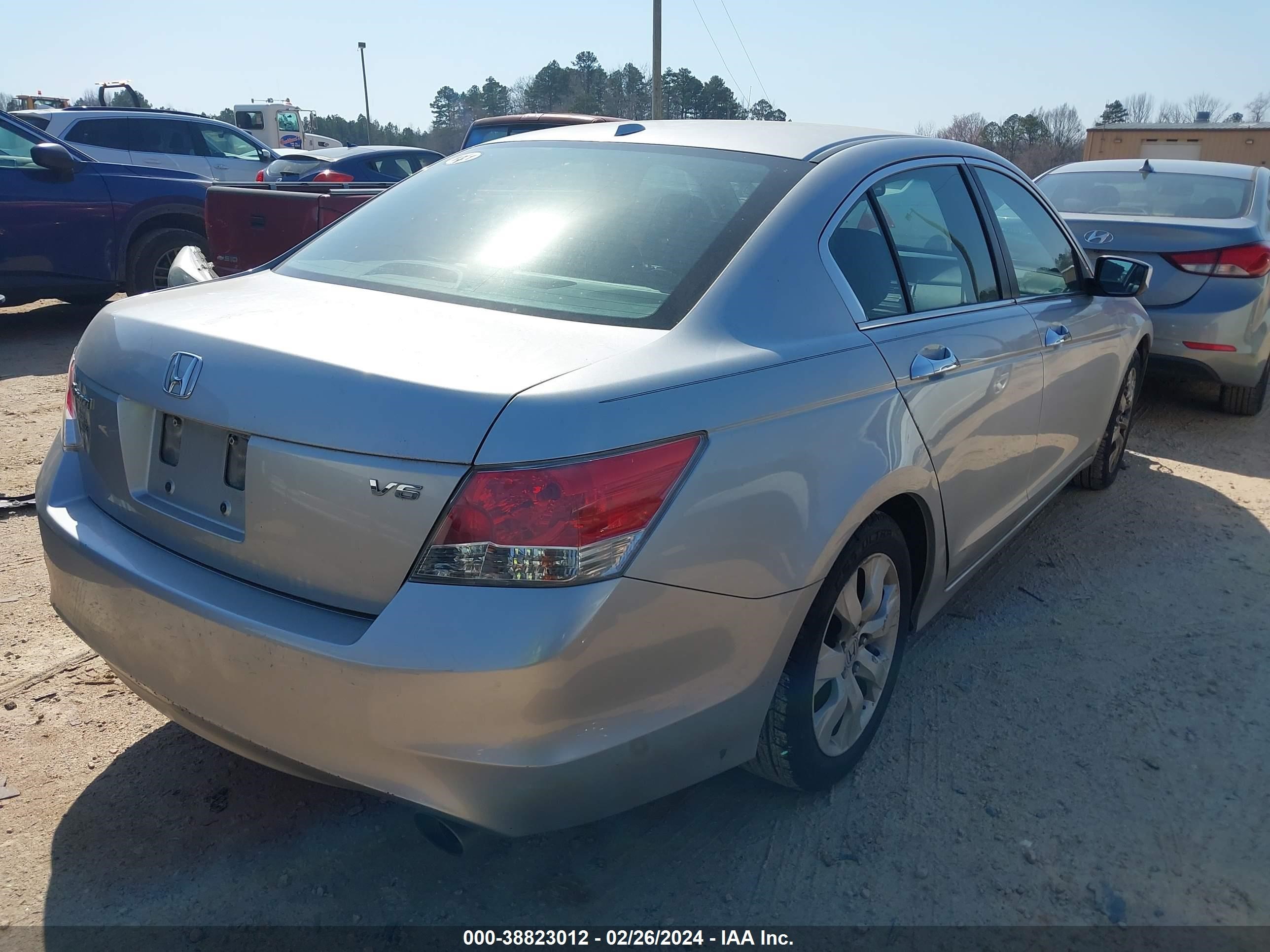 Photo 3 VIN: 1HGCP3F87AA003188 - HONDA ACCORD 