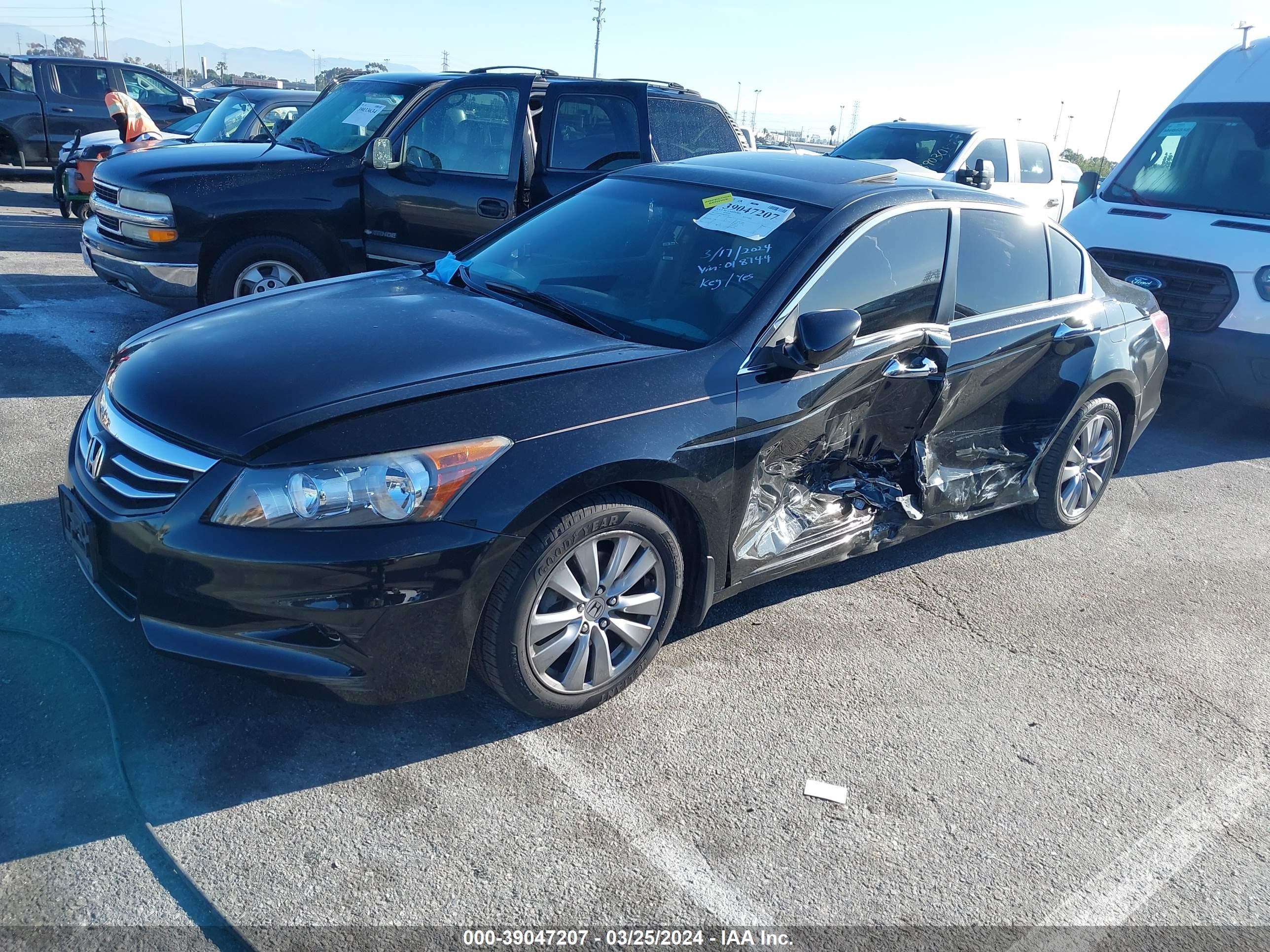 Photo 1 VIN: 1HGCP3F87BA018744 - HONDA ACCORD 