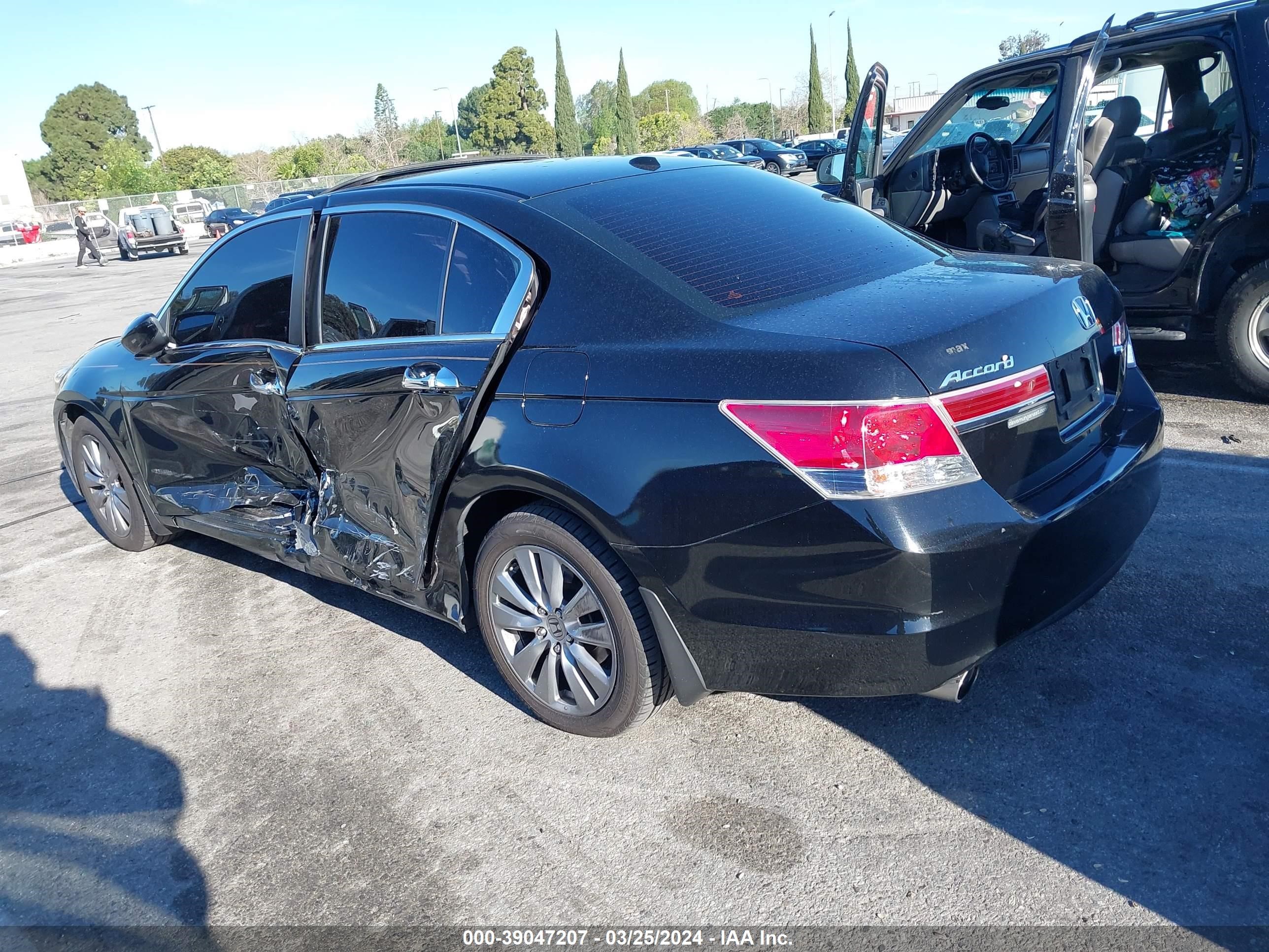 Photo 2 VIN: 1HGCP3F87BA018744 - HONDA ACCORD 