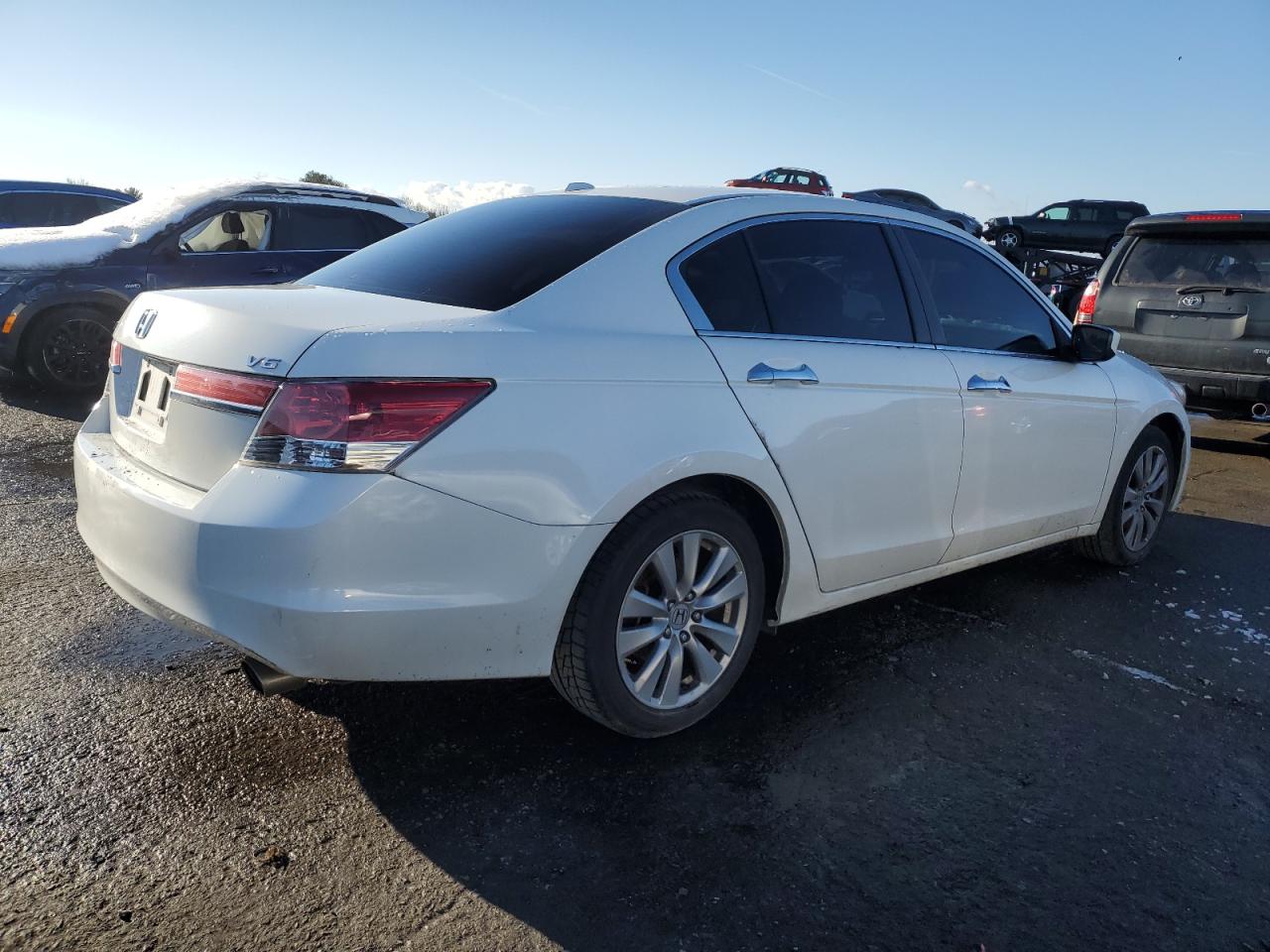 Photo 2 VIN: 1HGCP3F87BA028948 - HONDA ACCORD 