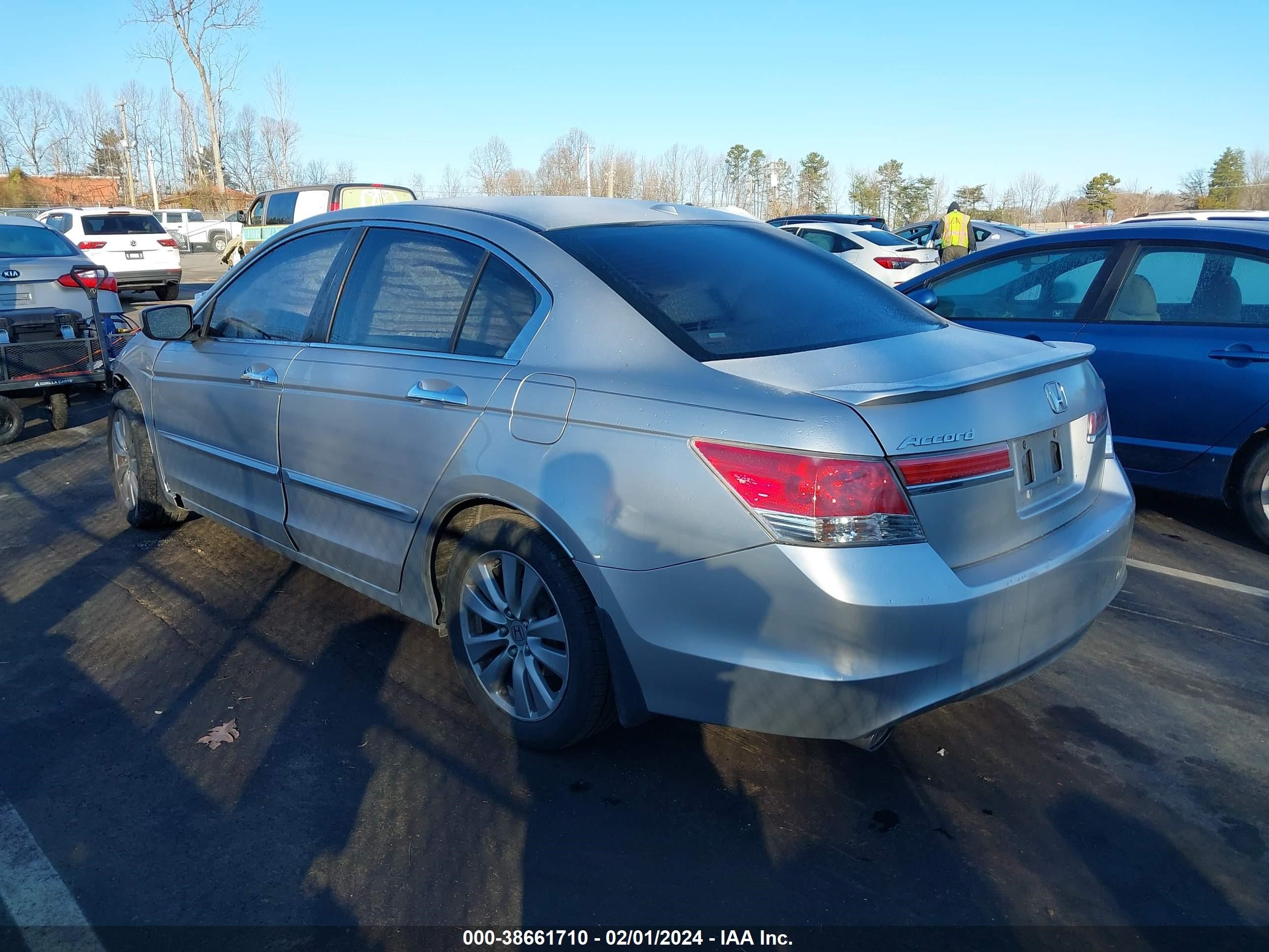 Photo 2 VIN: 1HGCP3F87BA028979 - HONDA ACCORD 