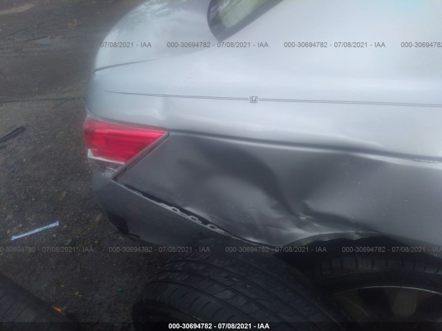 Photo 5 VIN: 1HGCP3F88AA003345 - HONDA ACCORD SDN 