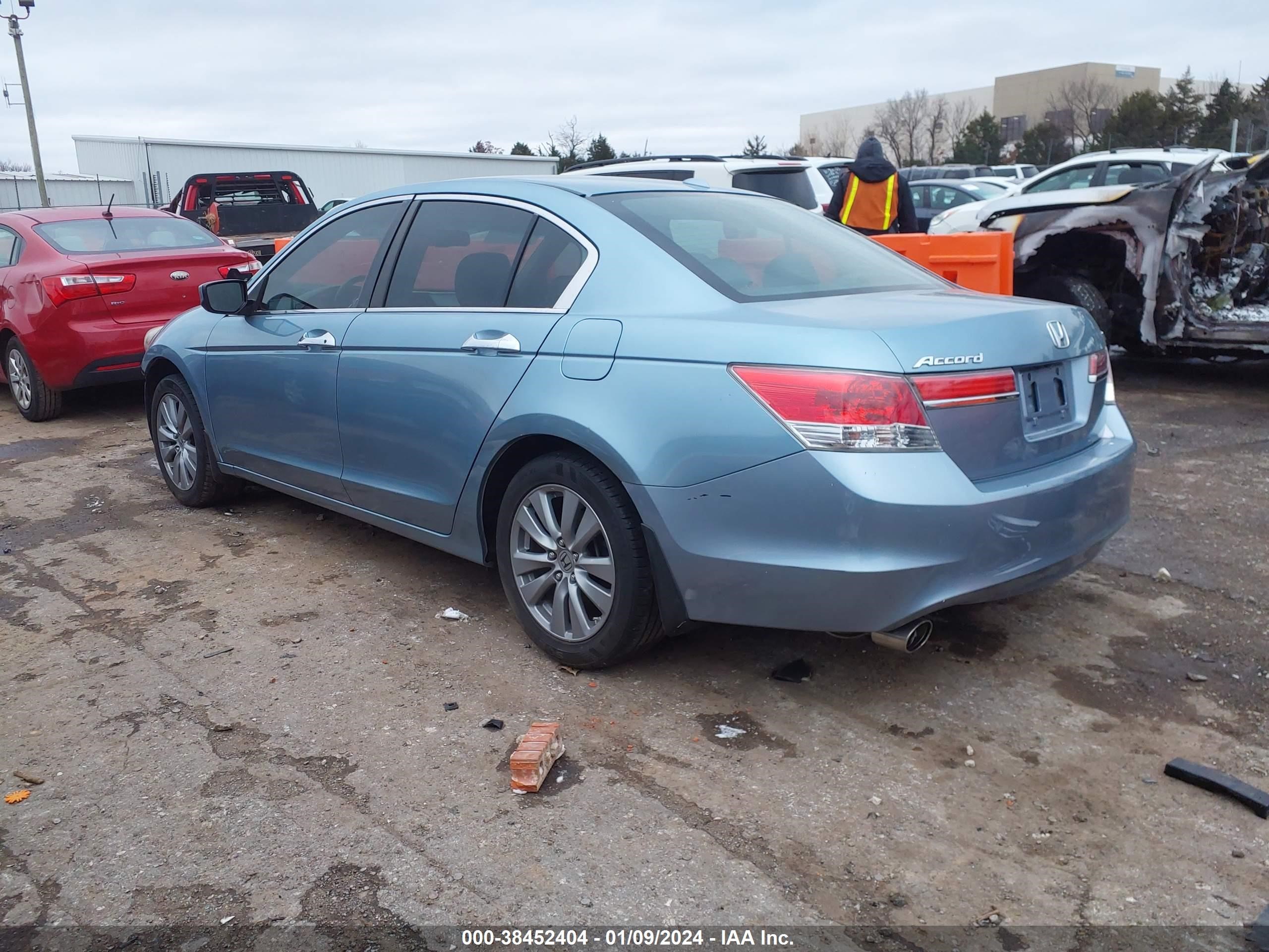 Photo 2 VIN: 1HGCP3F88BA027095 - HONDA ACCORD 