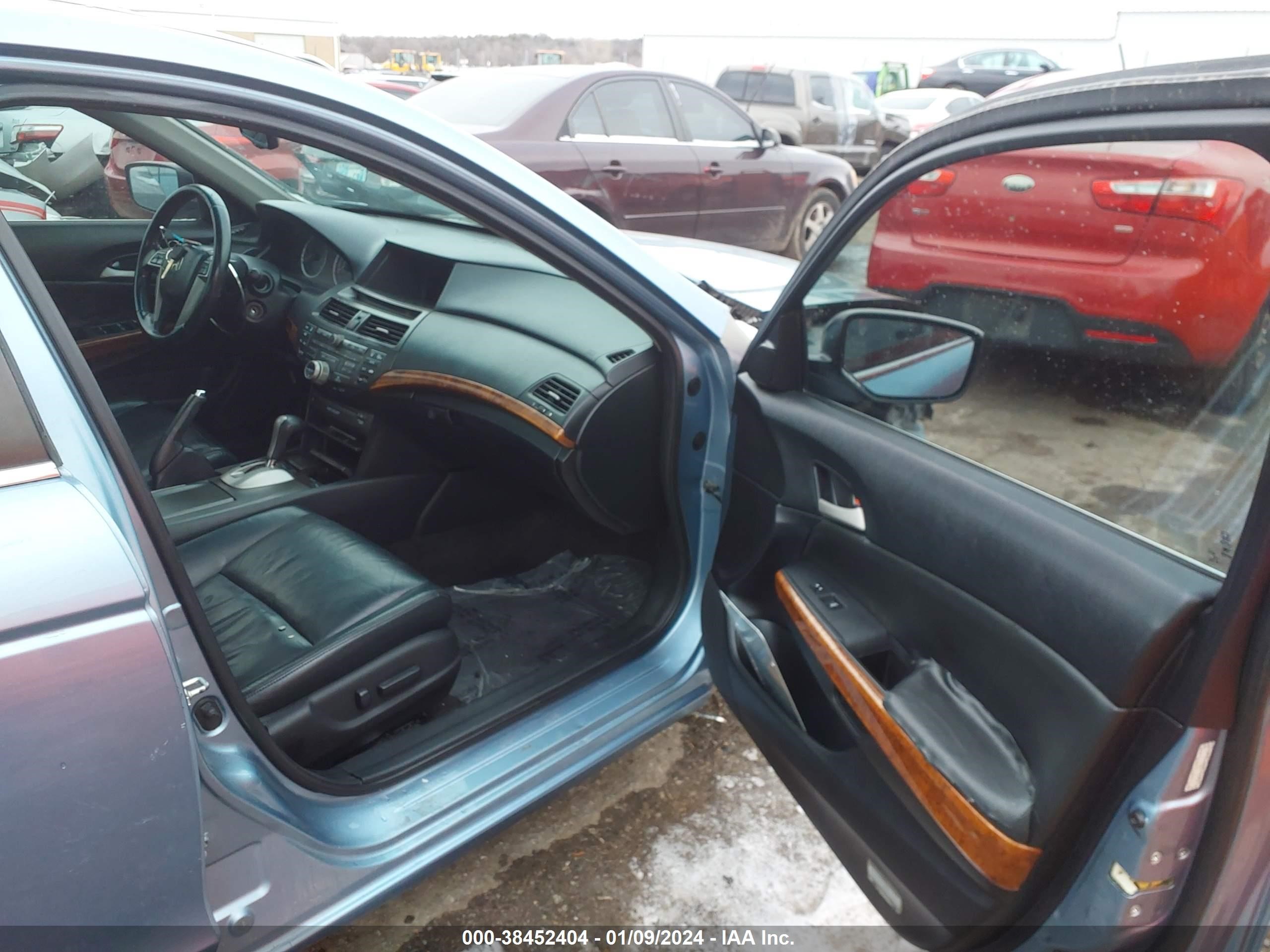 Photo 4 VIN: 1HGCP3F88BA027095 - HONDA ACCORD 