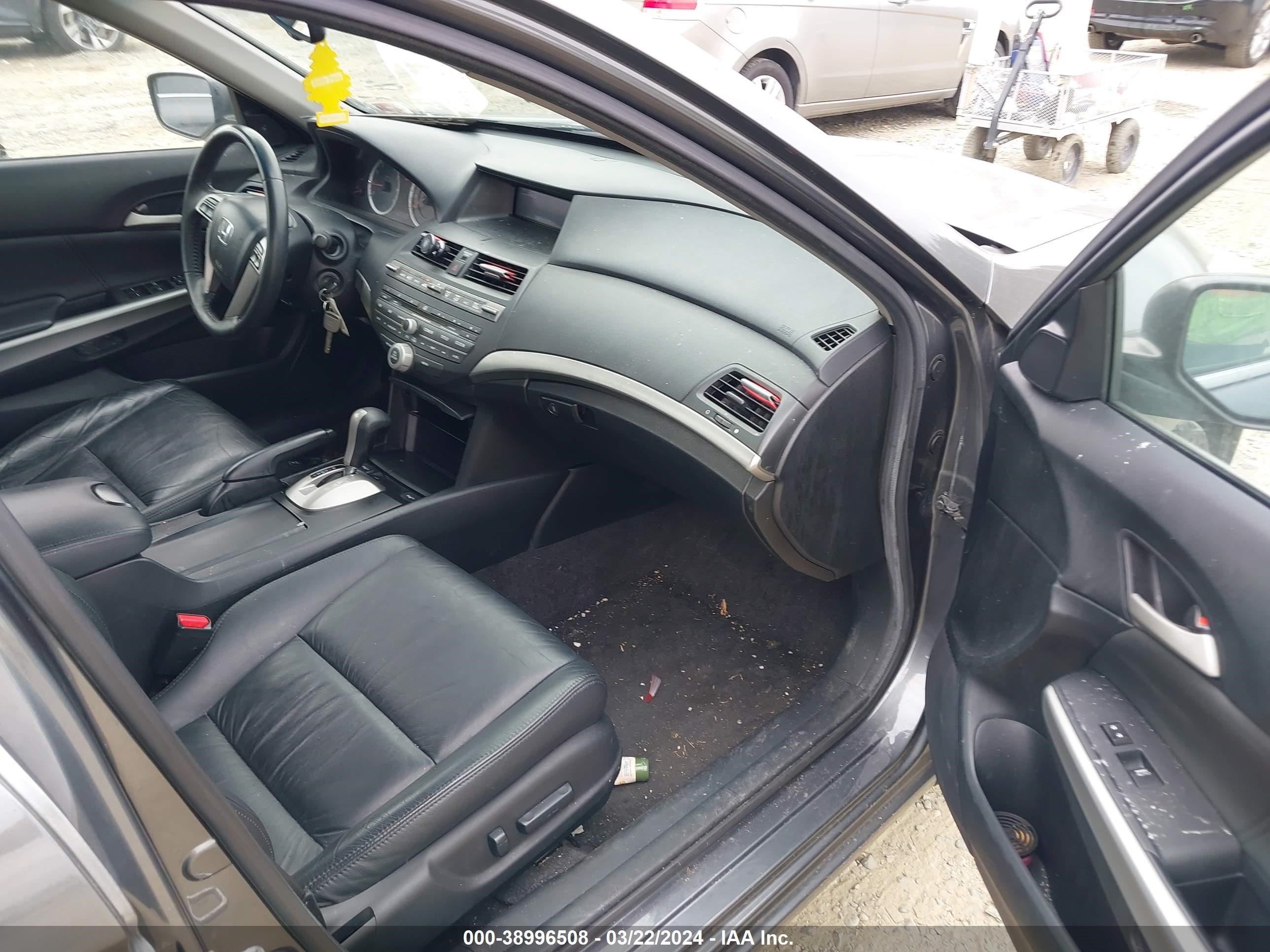 Photo 4 VIN: 1HGCP3F89AA028710 - HONDA ACCORD 