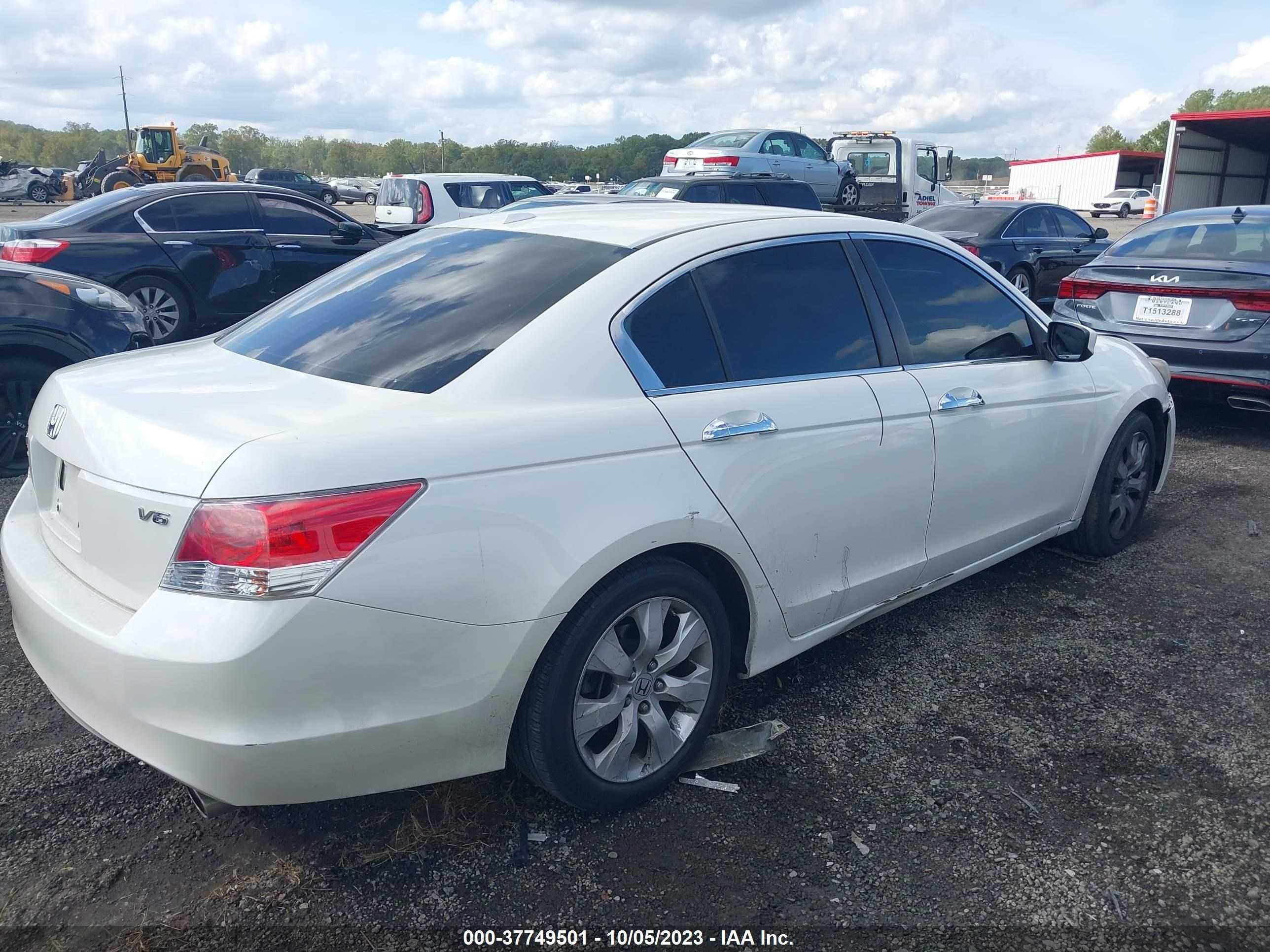 Photo 3 VIN: 1HGCP3F8XAA032202 - HONDA ACCORD 