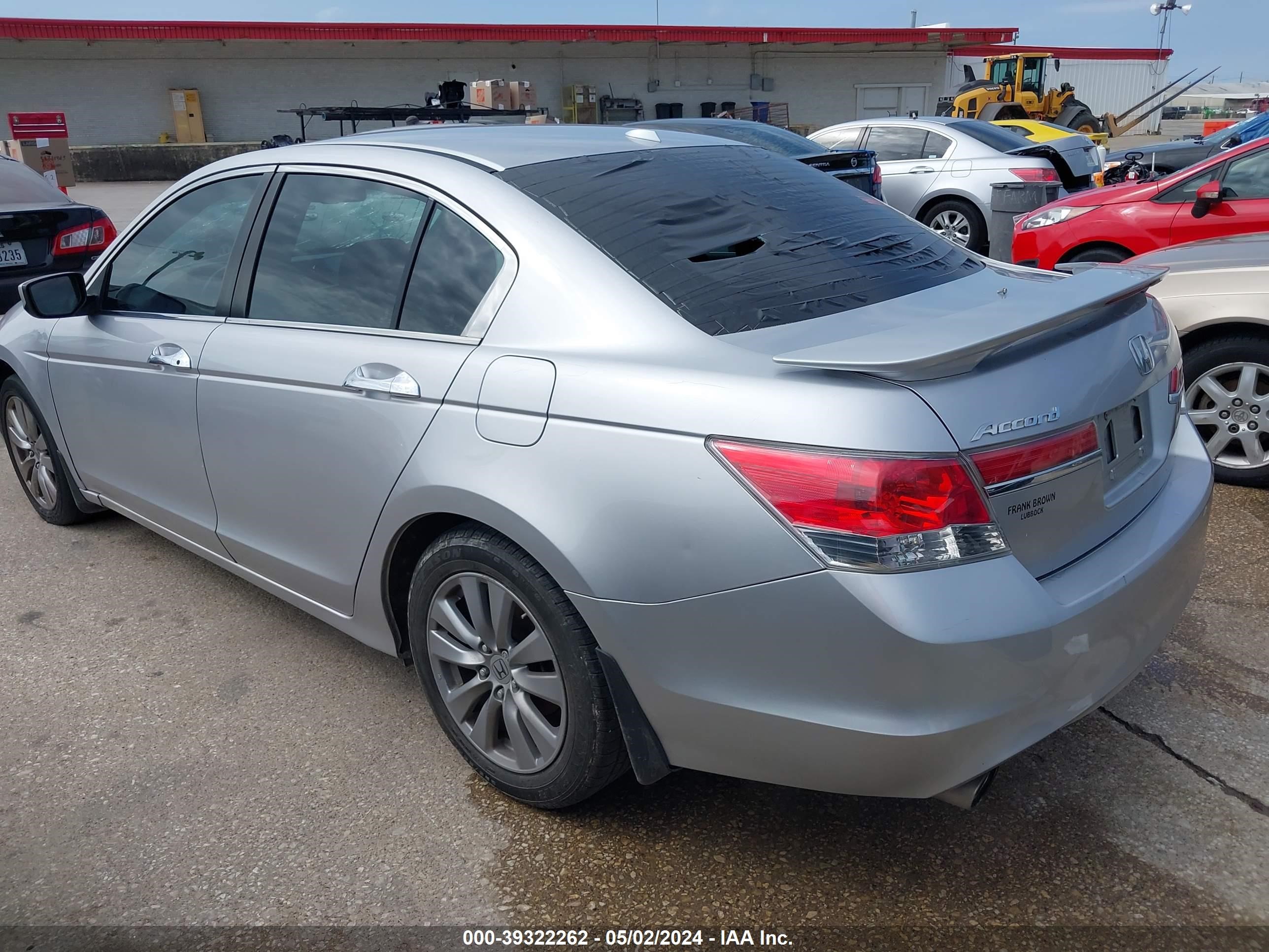 Photo 2 VIN: 1HGCP3F8XBA029964 - HONDA ACCORD 