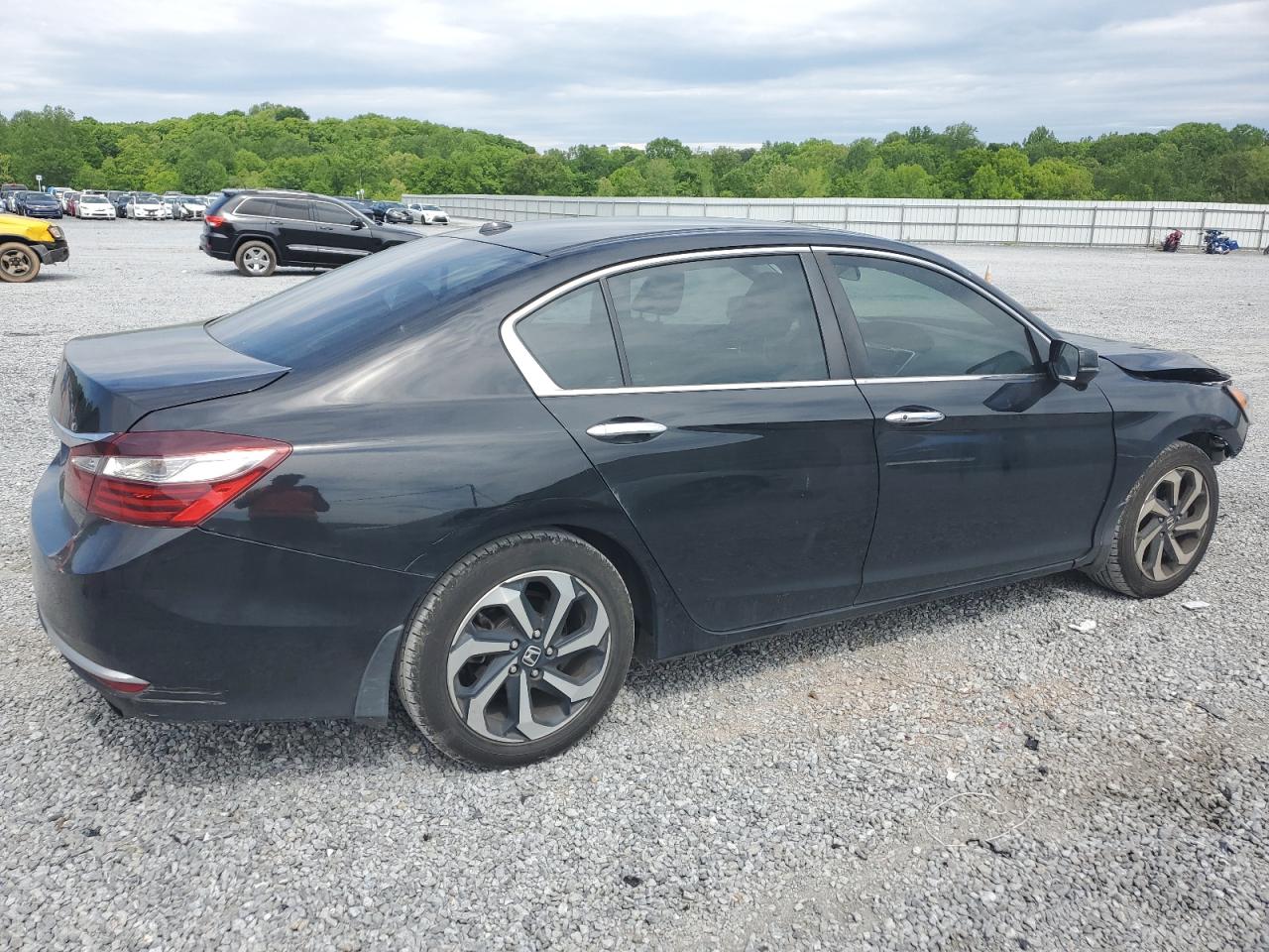 Photo 2 VIN: 1HGCR2F0XHA203863 - HONDA ACCORD 