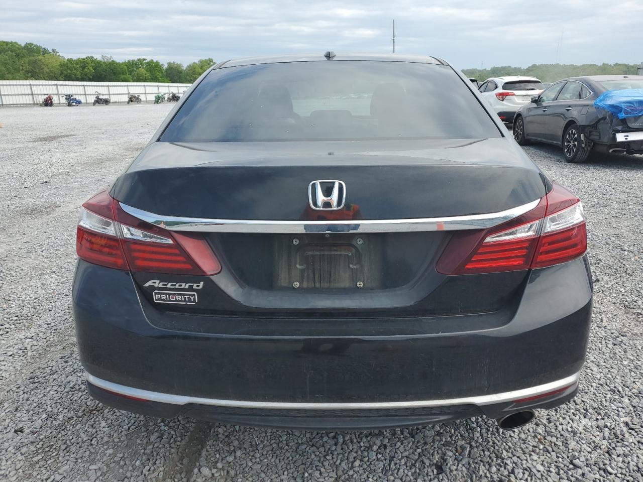 Photo 5 VIN: 1HGCR2F0XHA203863 - HONDA ACCORD 