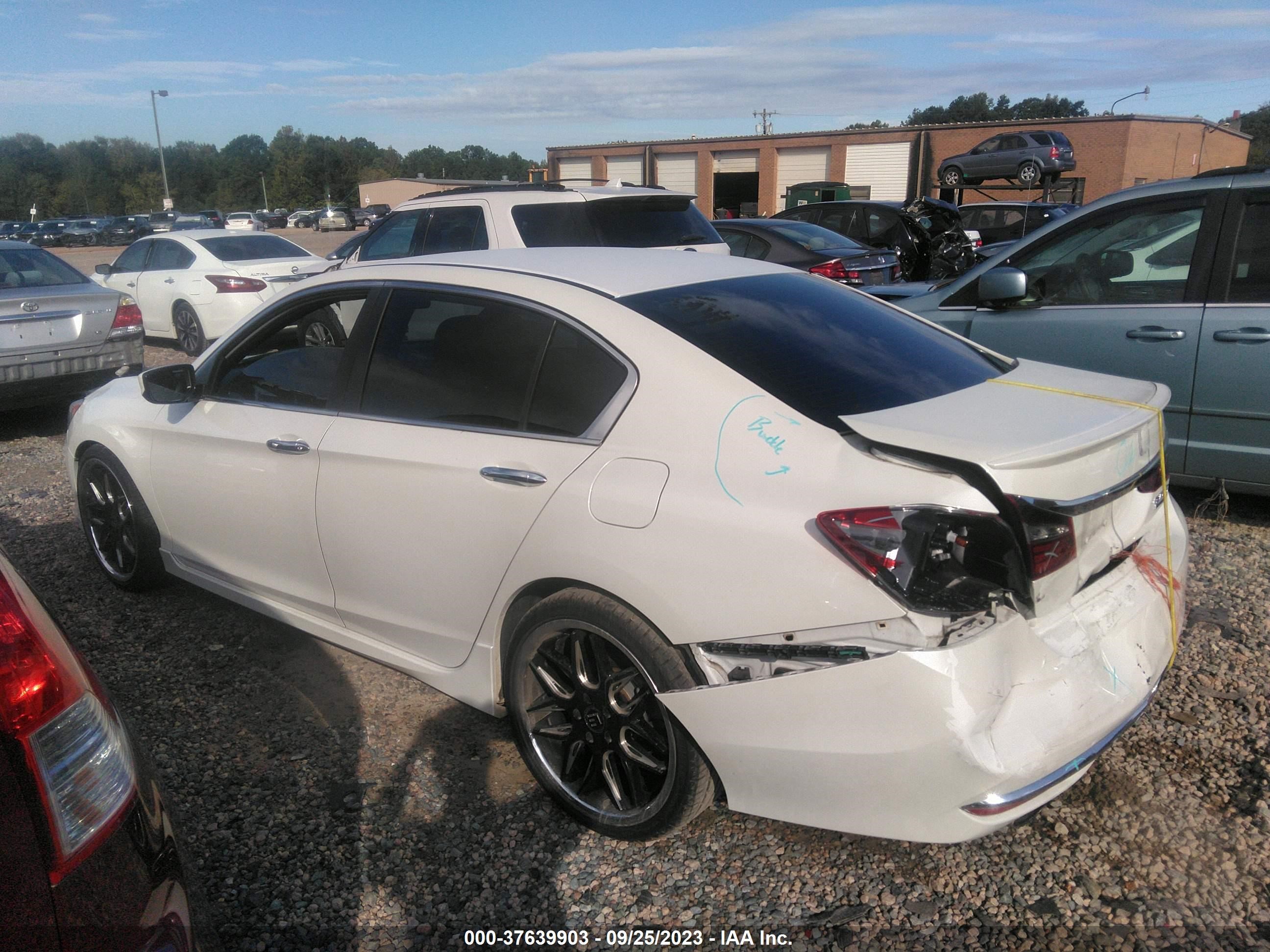 Photo 2 VIN: 1HGCR2F17HA163914 - HONDA ACCORD 