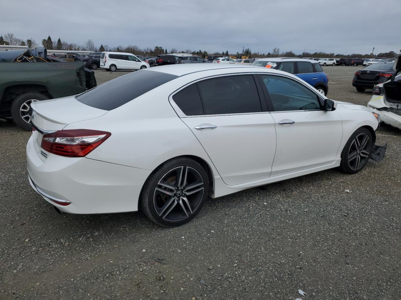 Photo 2 VIN: 1HGCR2F1XHA159517 - HONDA ACCORD 