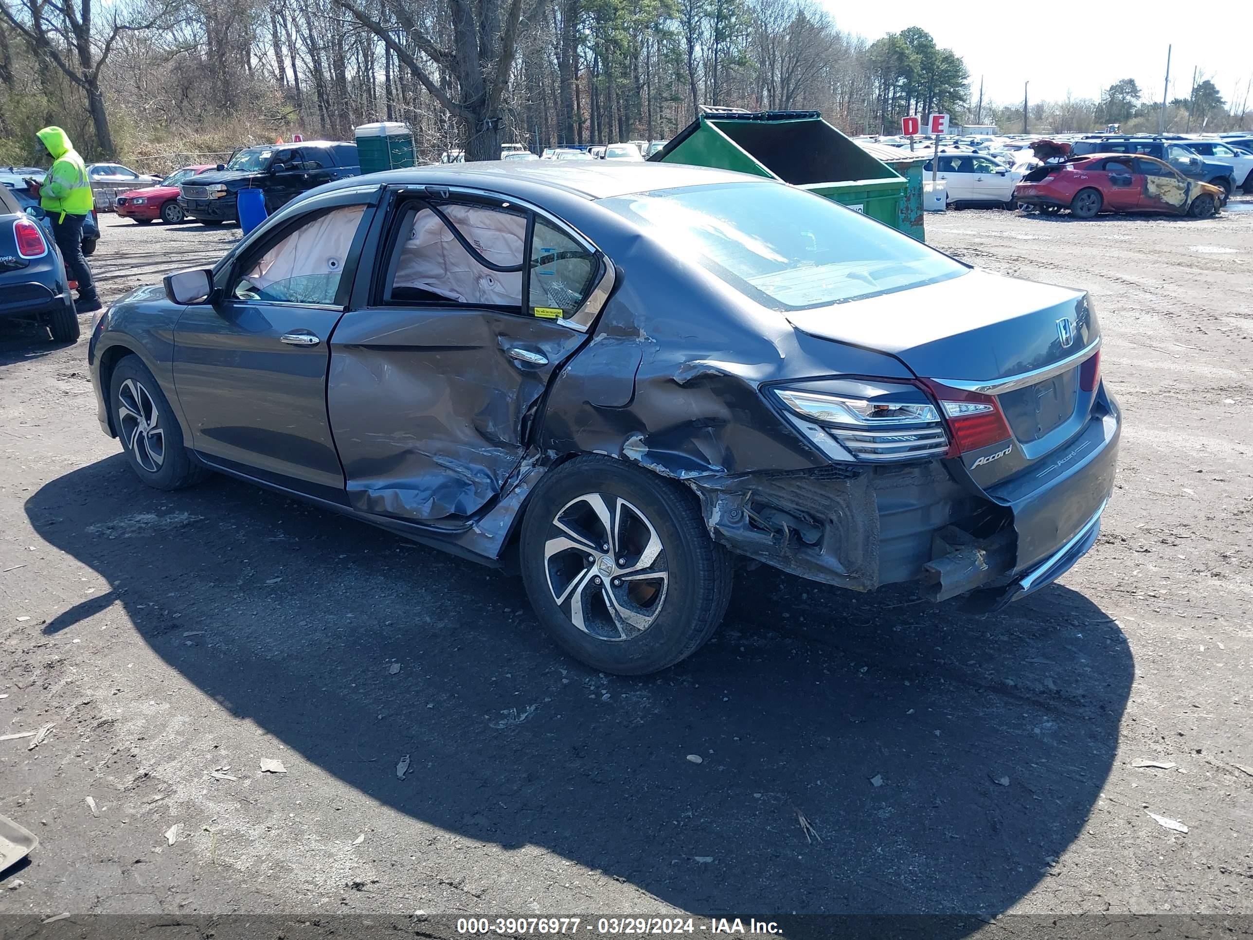 Photo 2 VIN: 1HGCR2F32GA217703 - HONDA ACCORD 