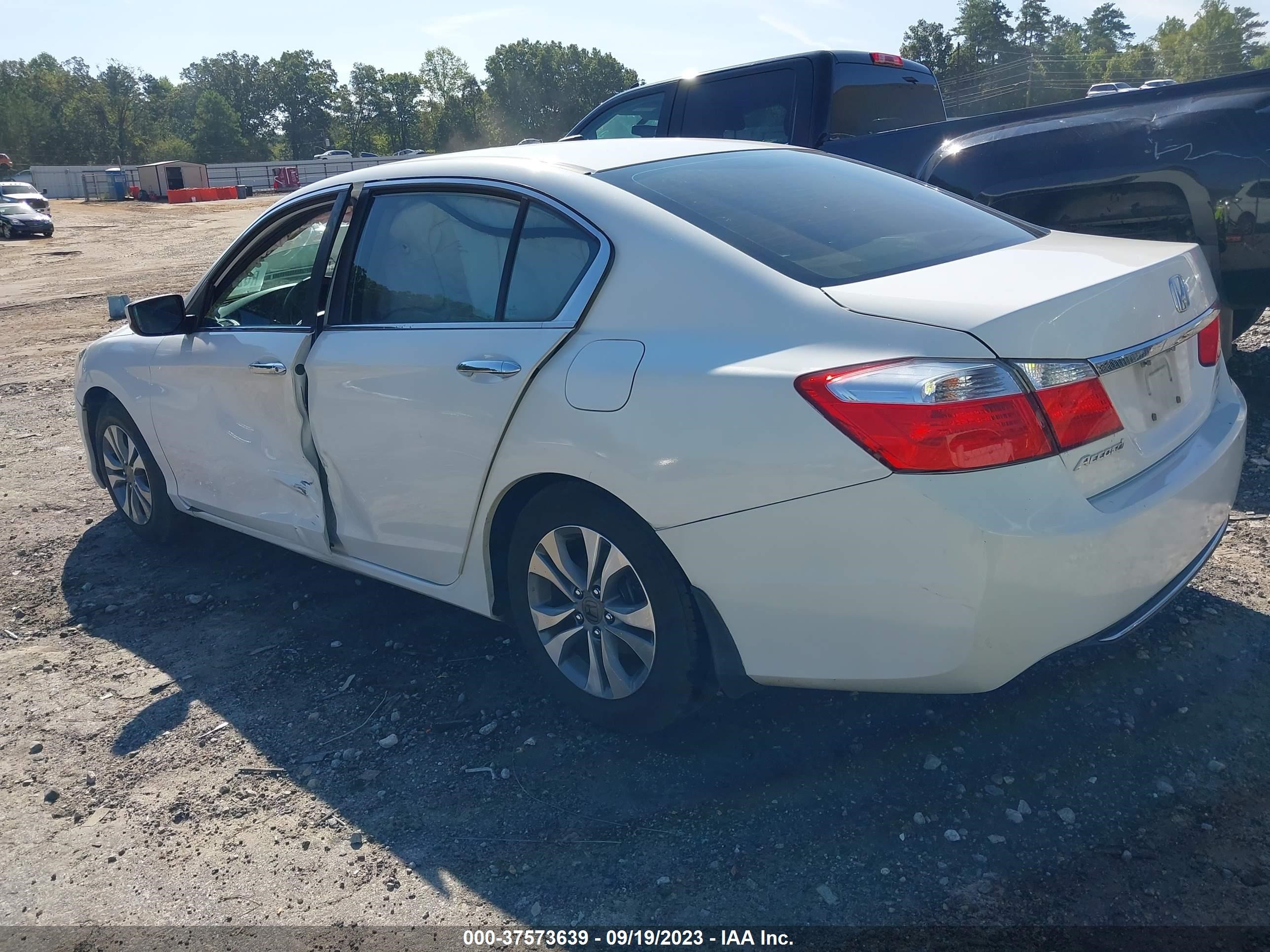 Photo 2 VIN: 1HGCR2F33EA044528 - HONDA ACCORD 