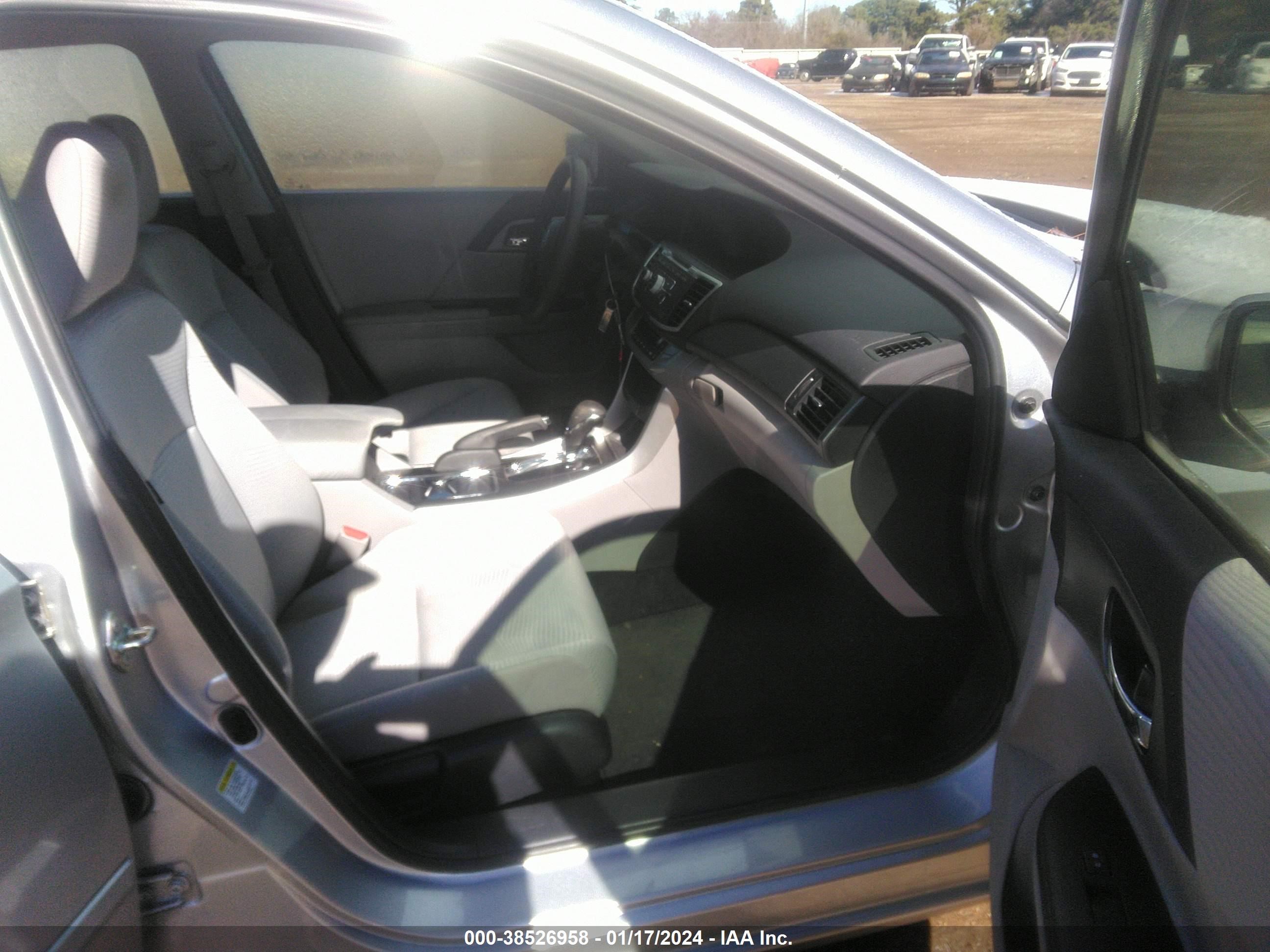 Photo 4 VIN: 1HGCR2F34FA118749 - HONDA ACCORD 