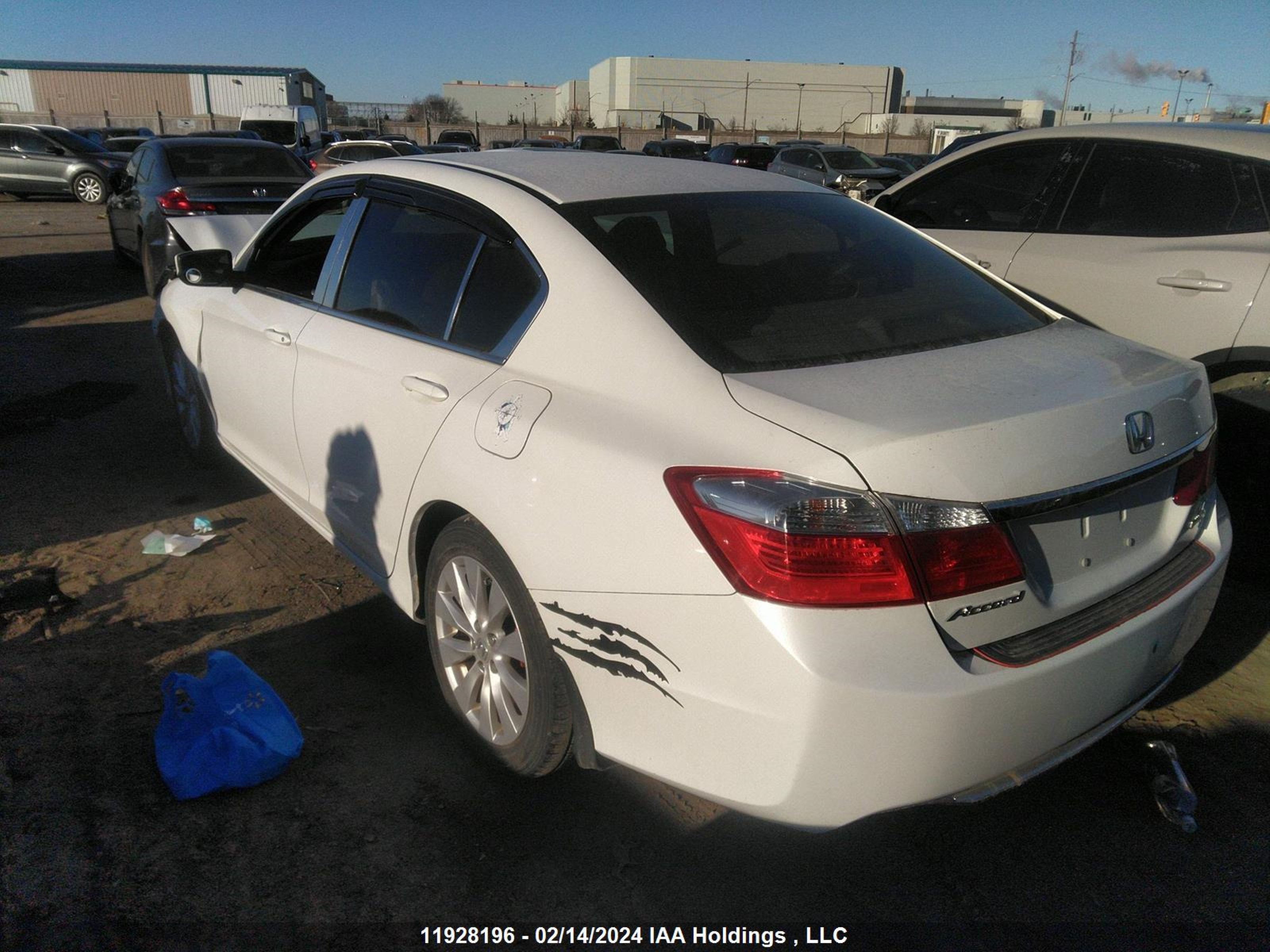 Photo 2 VIN: 1HGCR2F36FA810690 - HONDA ACCORD 