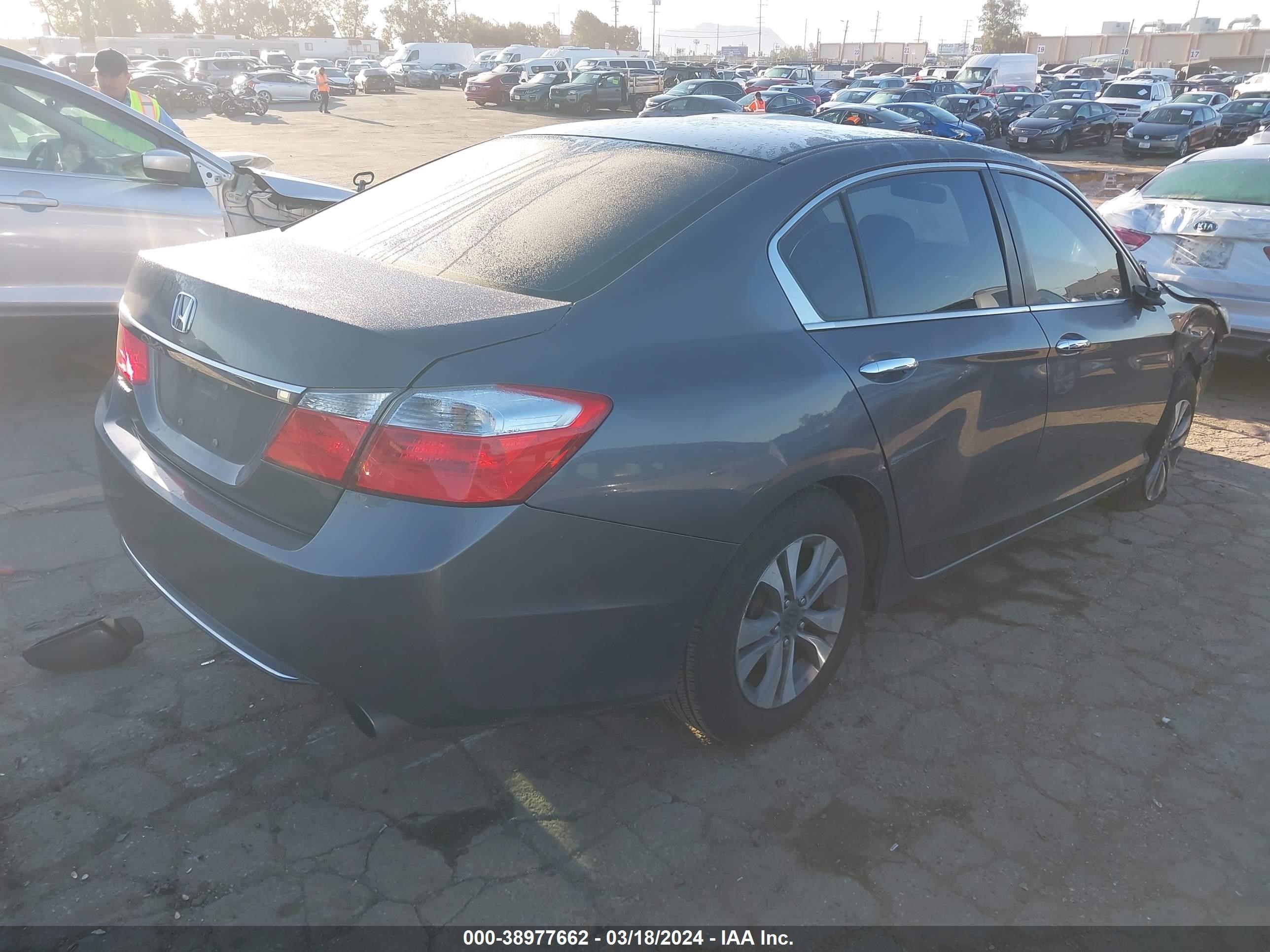 Photo 3 VIN: 1HGCR2F37DA229020 - HONDA ACCORD 