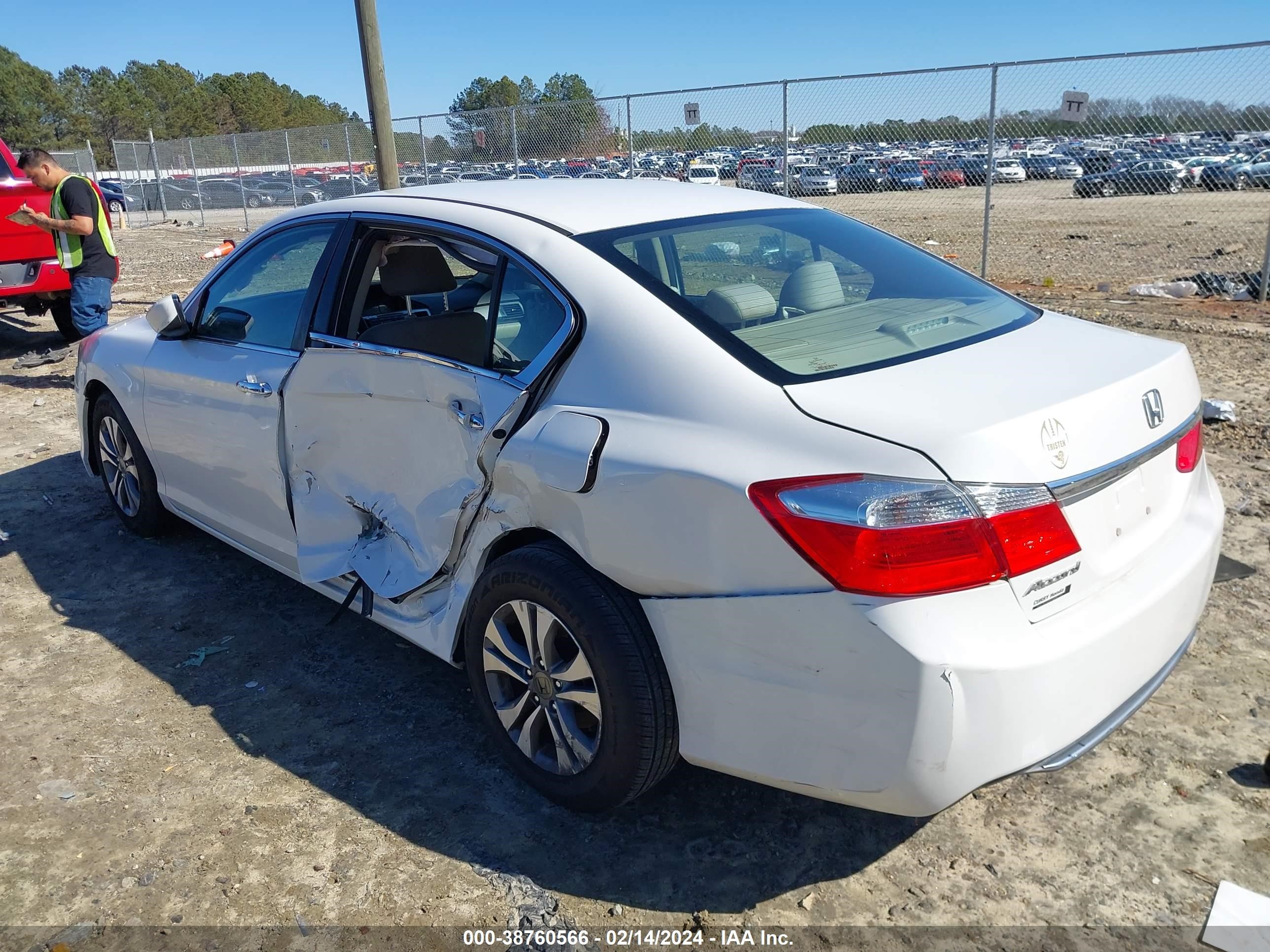 Photo 2 VIN: 1HGCR2F37FA204038 - HONDA ACCORD 