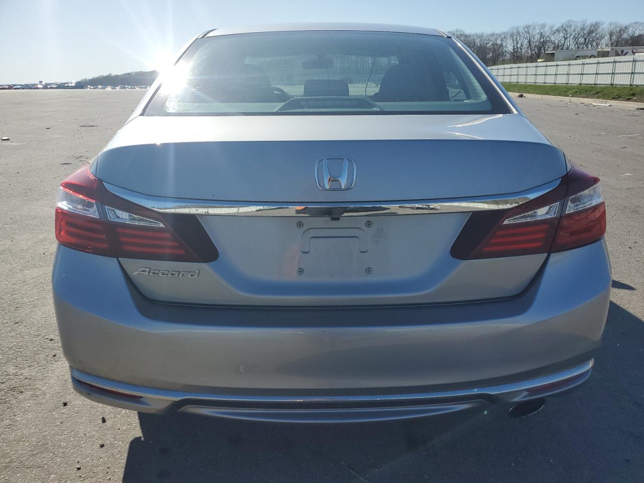 Photo 5 VIN: 1HGCR2F37HA187180 - HONDA ACCORD 