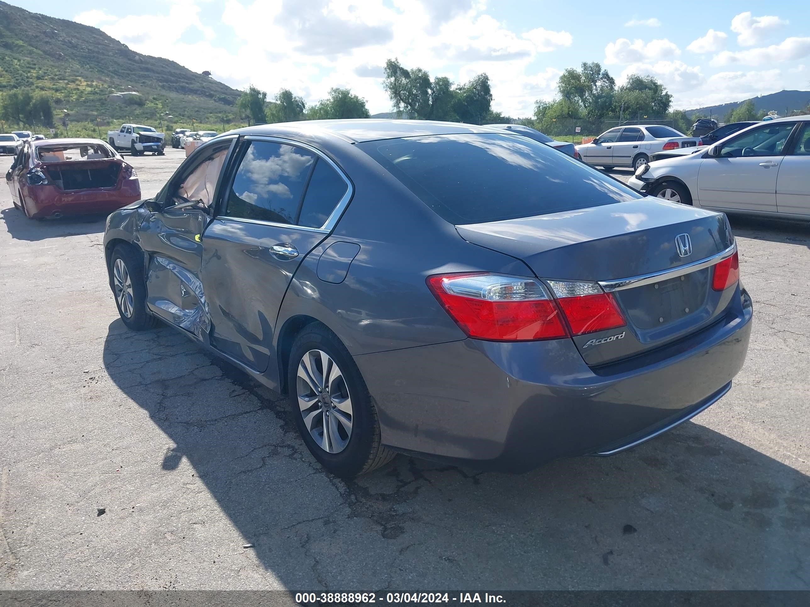 Photo 2 VIN: 1HGCR2F39EA137778 - HONDA ACCORD 