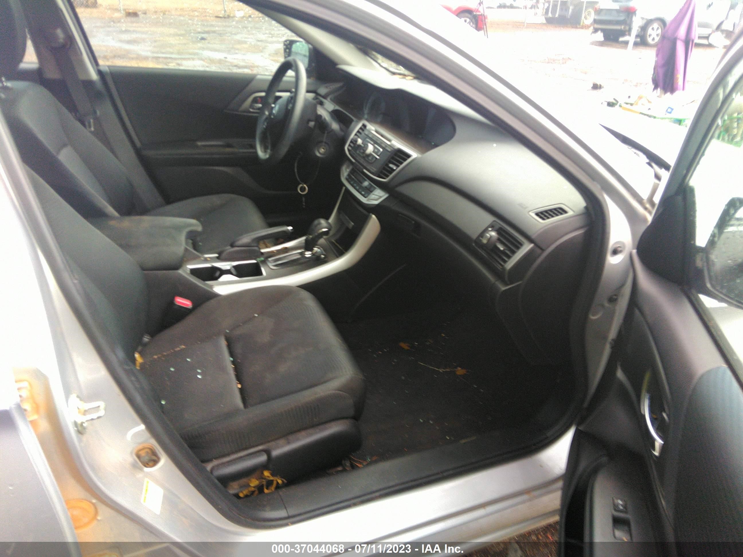 Photo 4 VIN: 1HGCR2F39FA019912 - HONDA ACCORD 