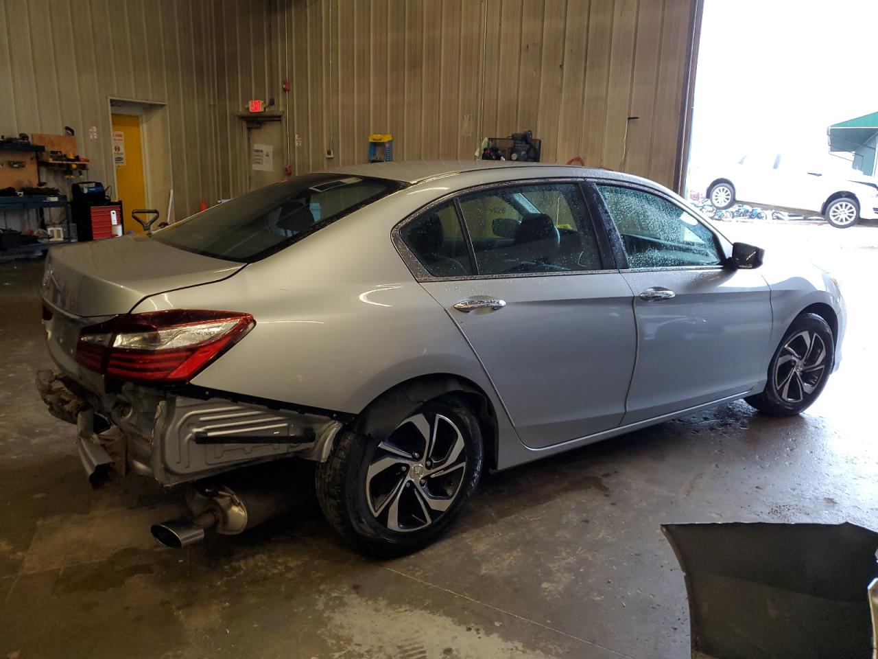 Photo 2 VIN: 1HGCR2F39HA015572 - HONDA ACCORD 