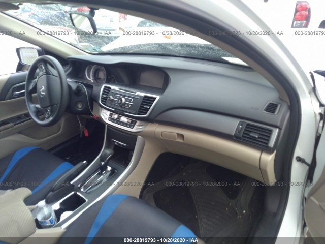 Photo 4 VIN: 1HGCR2F3XFA090469 - HONDA ACCORD SEDAN 