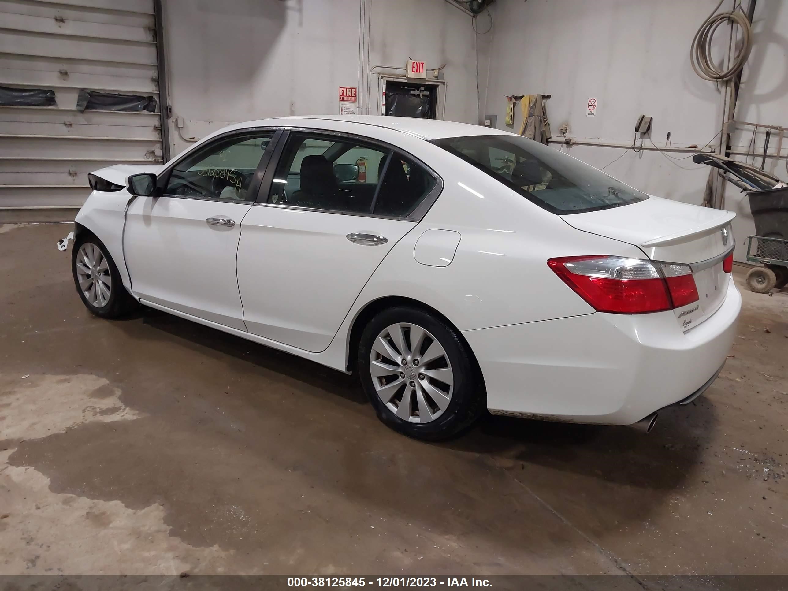 Photo 2 VIN: 1HGCR2F52FA077975 - HONDA ACCORD 