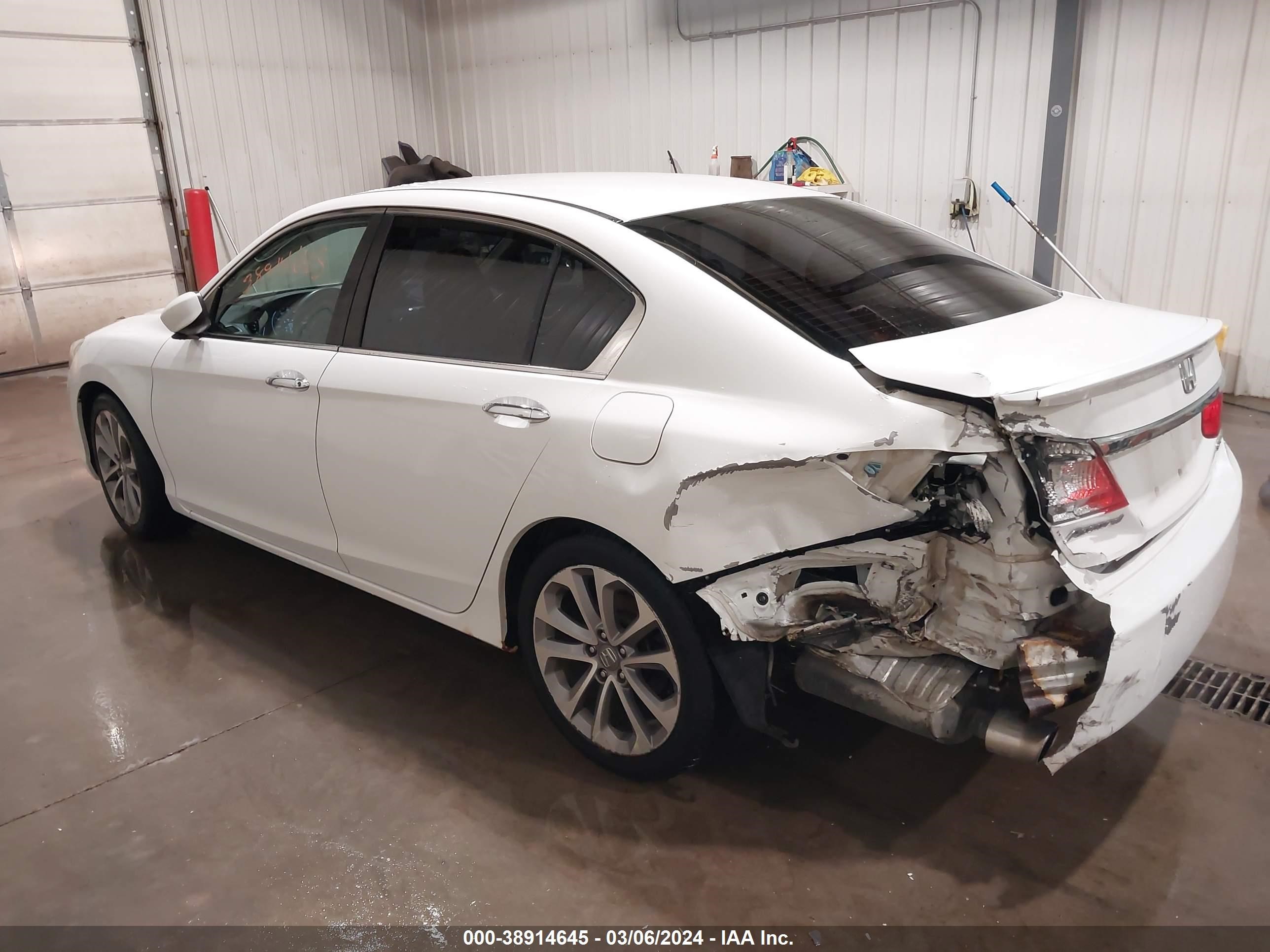 Photo 2 VIN: 1HGCR2F53DA061023 - HONDA ACCORD 