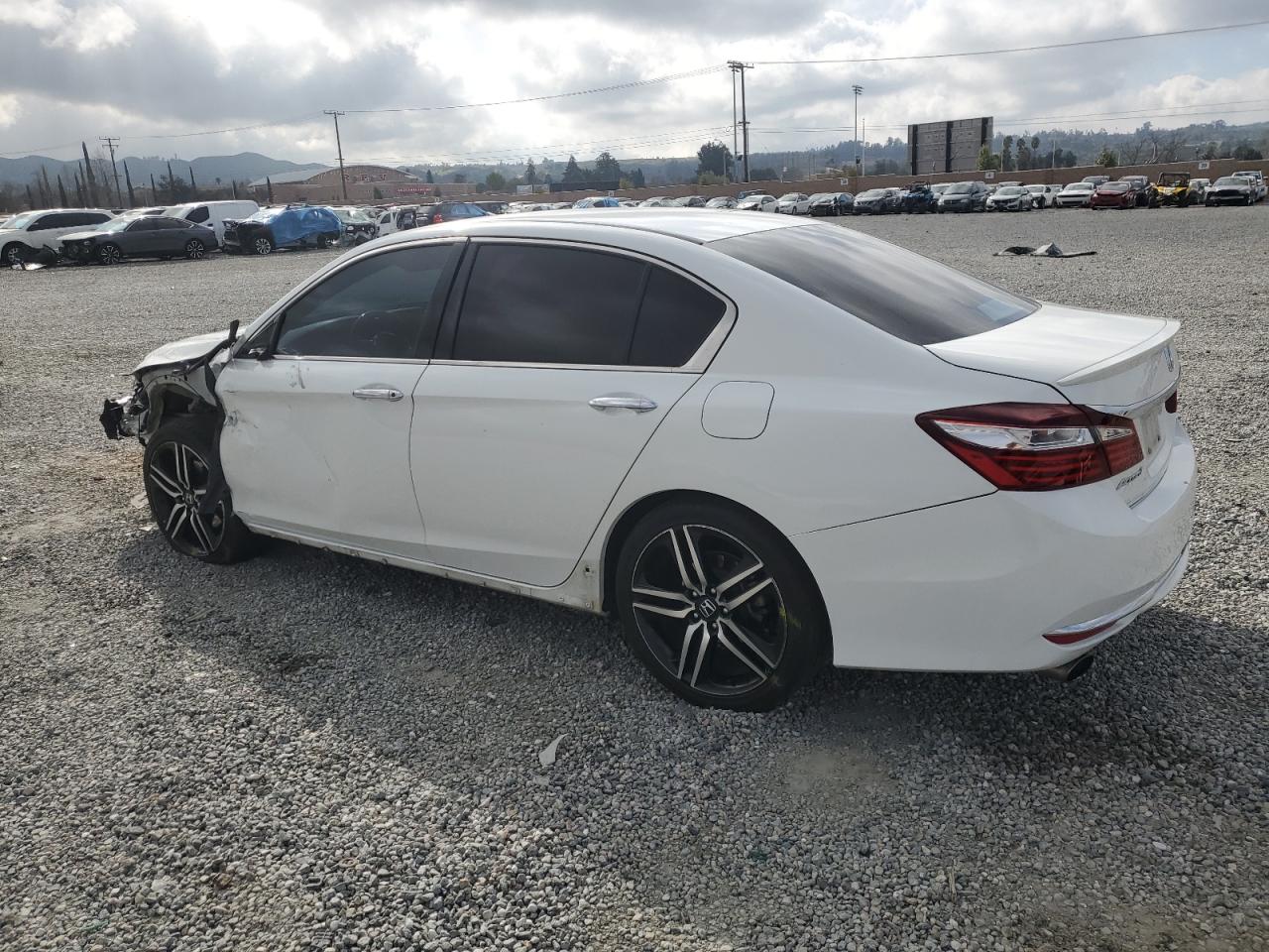 Photo 1 VIN: 1HGCR2F54HA132705 - HONDA ACCORD 