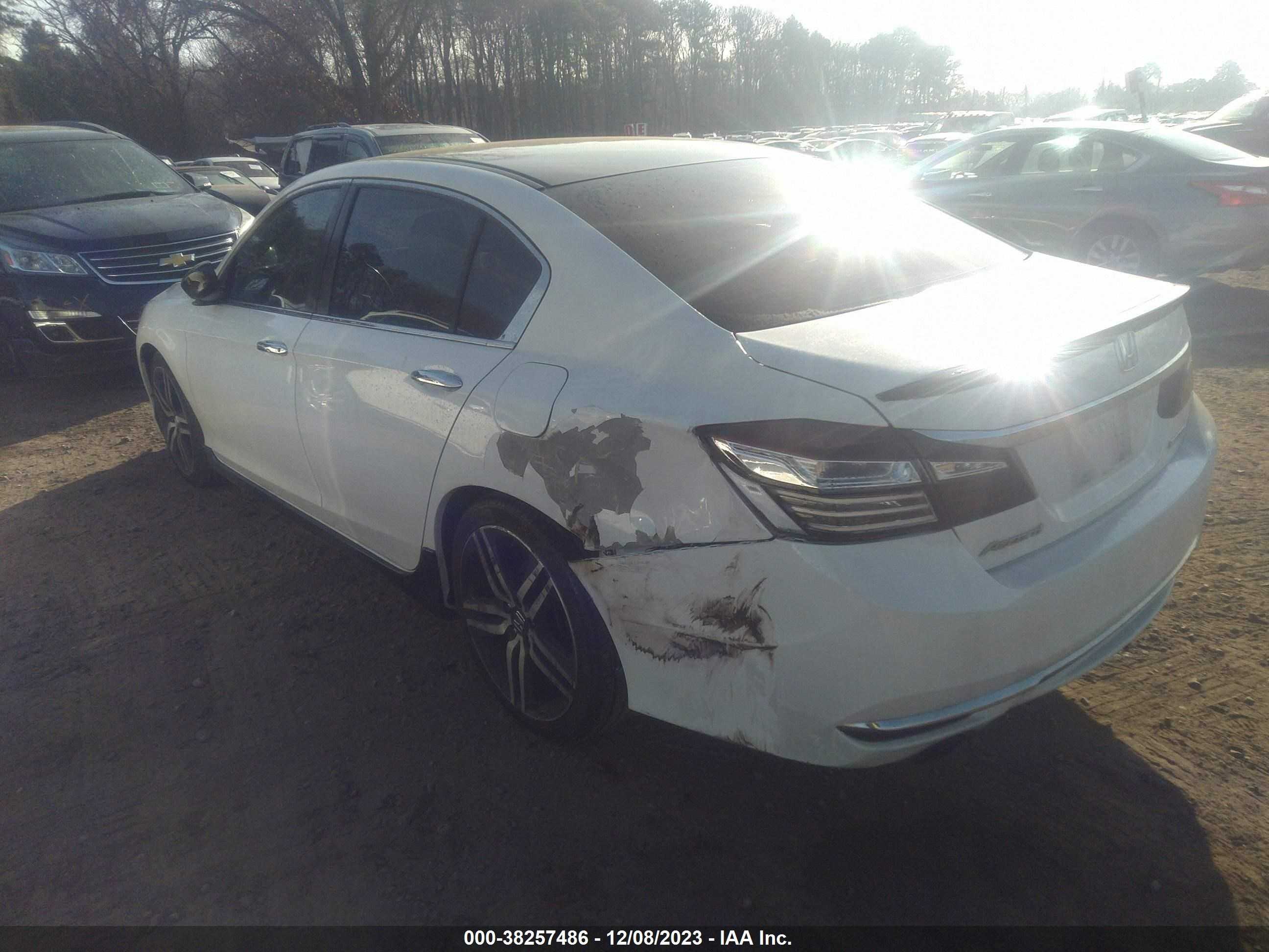 Photo 2 VIN: 1HGCR2F58HA126163 - HONDA ACCORD 