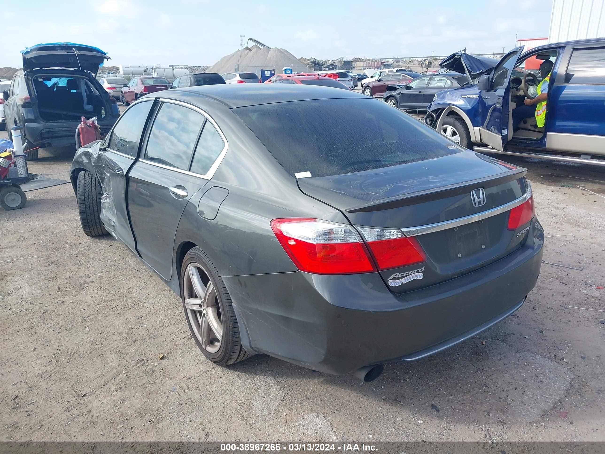 Photo 2 VIN: 1HGCR2F5XEA051249 - HONDA ACCORD 