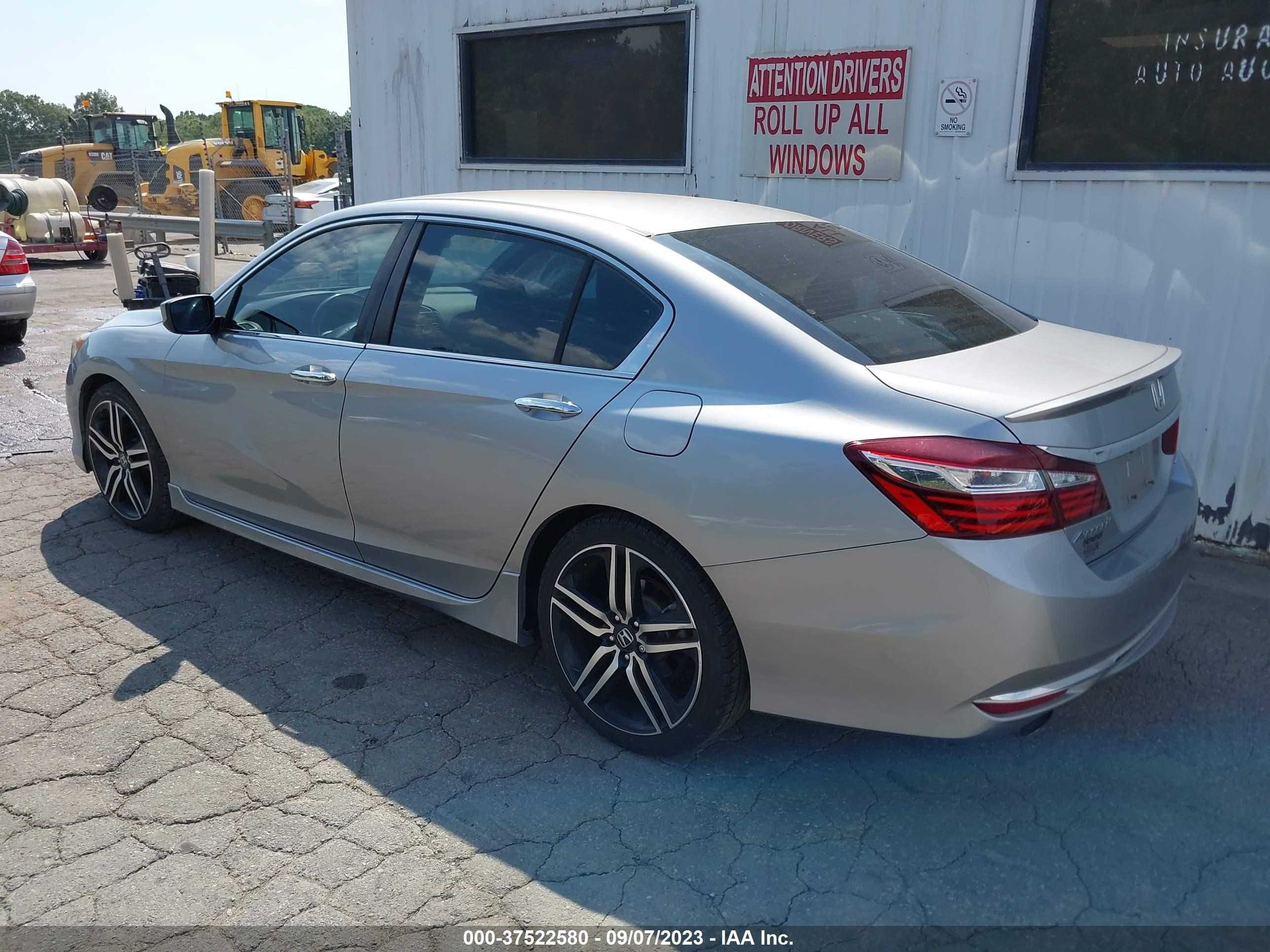 Photo 2 VIN: 1HGCR2F5XHA179477 - HONDA ACCORD 