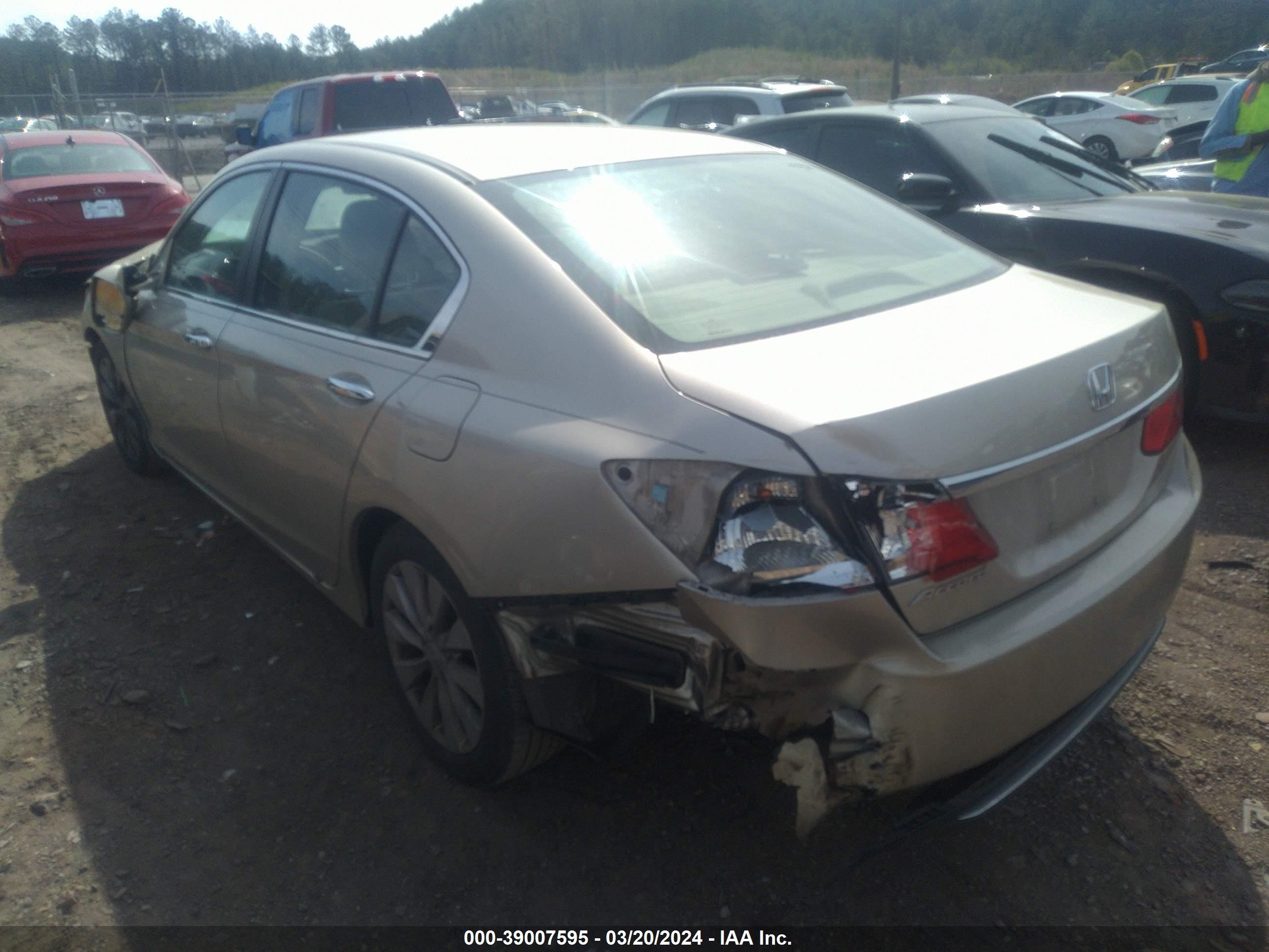 Photo 2 VIN: 1HGCR2F72DA203038 - HONDA ACCORD 