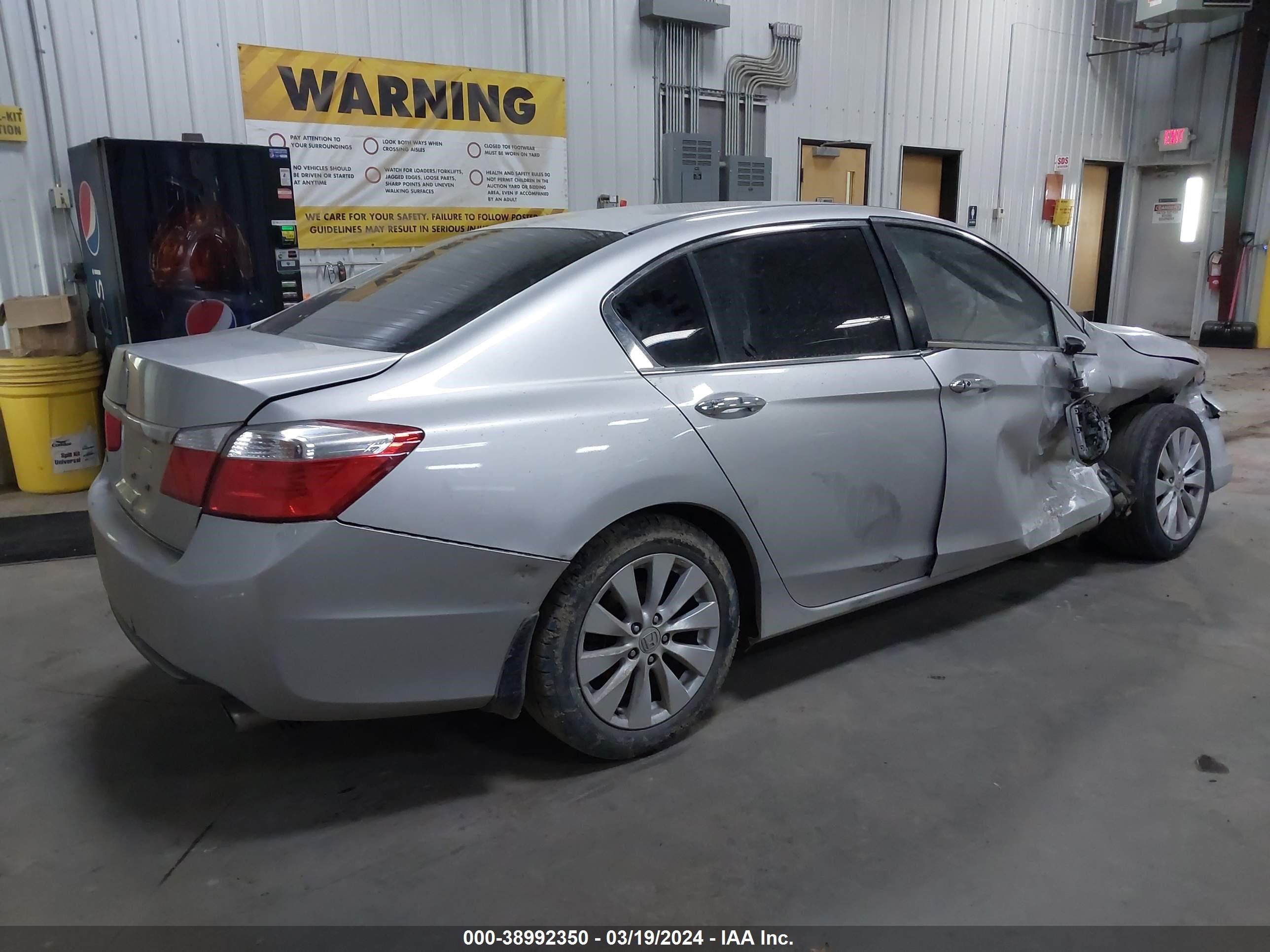 Photo 3 VIN: 1HGCR2F73EA260186 - HONDA ACCORD 