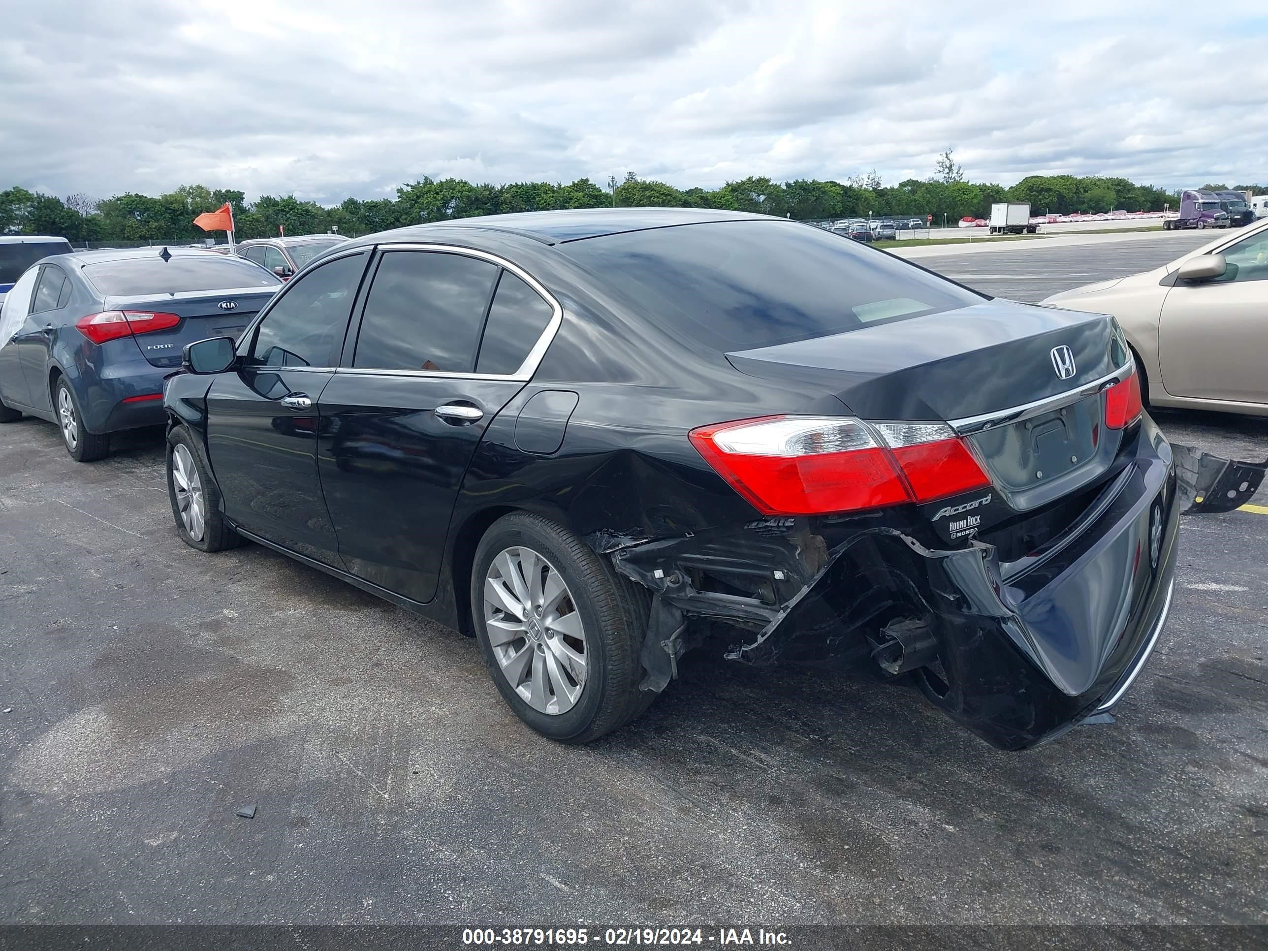 Photo 2 VIN: 1HGCR2F75EA057090 - HONDA ACCORD 