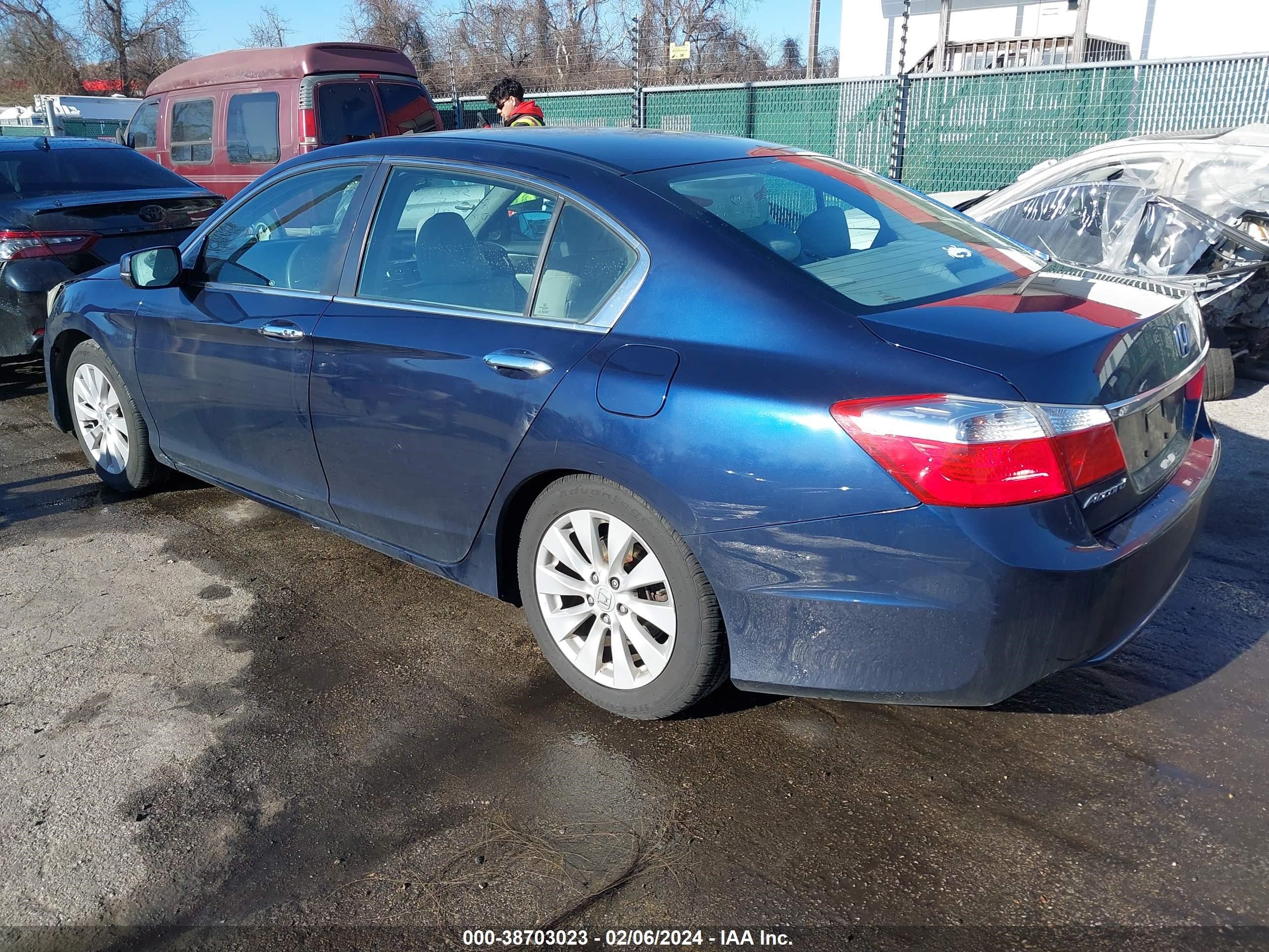 Photo 2 VIN: 1HGCR2F75FA138897 - HONDA ACCORD 