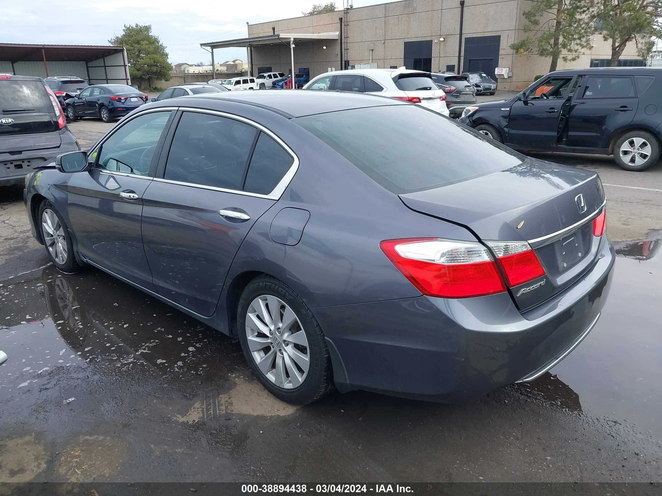 Photo 2 VIN: 1HGCR2F7XEA053231 - HONDA ACCORD 