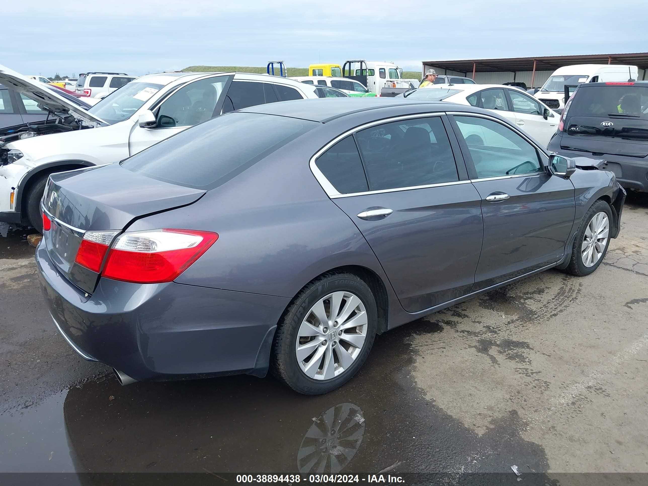 Photo 3 VIN: 1HGCR2F7XEA053231 - HONDA ACCORD 