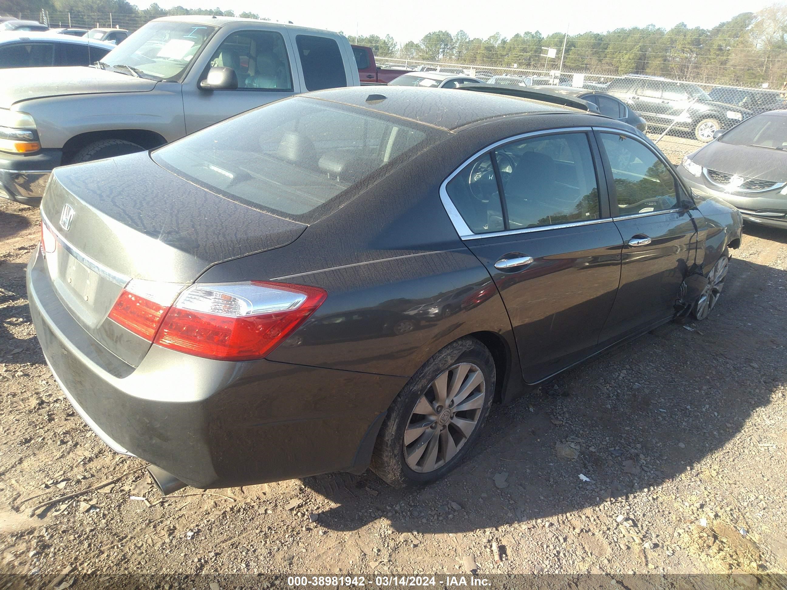 Photo 3 VIN: 1HGCR2F81EA066247 - HONDA ACCORD 