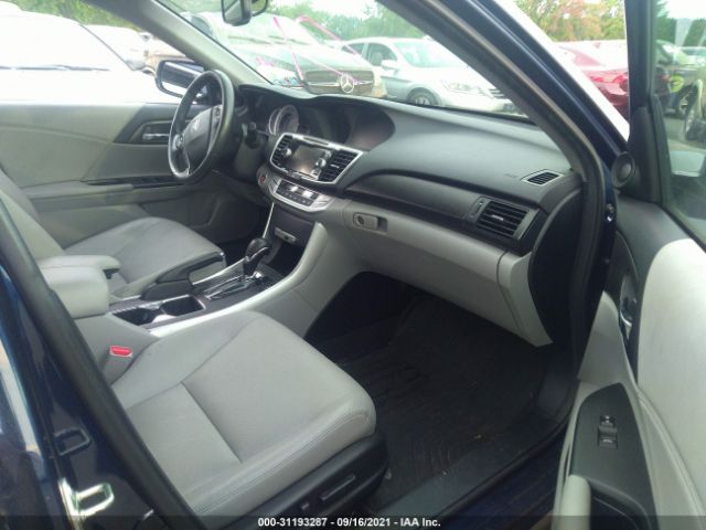 Photo 4 VIN: 1HGCR2F81FA235720 - HONDA ACCORD SEDAN 