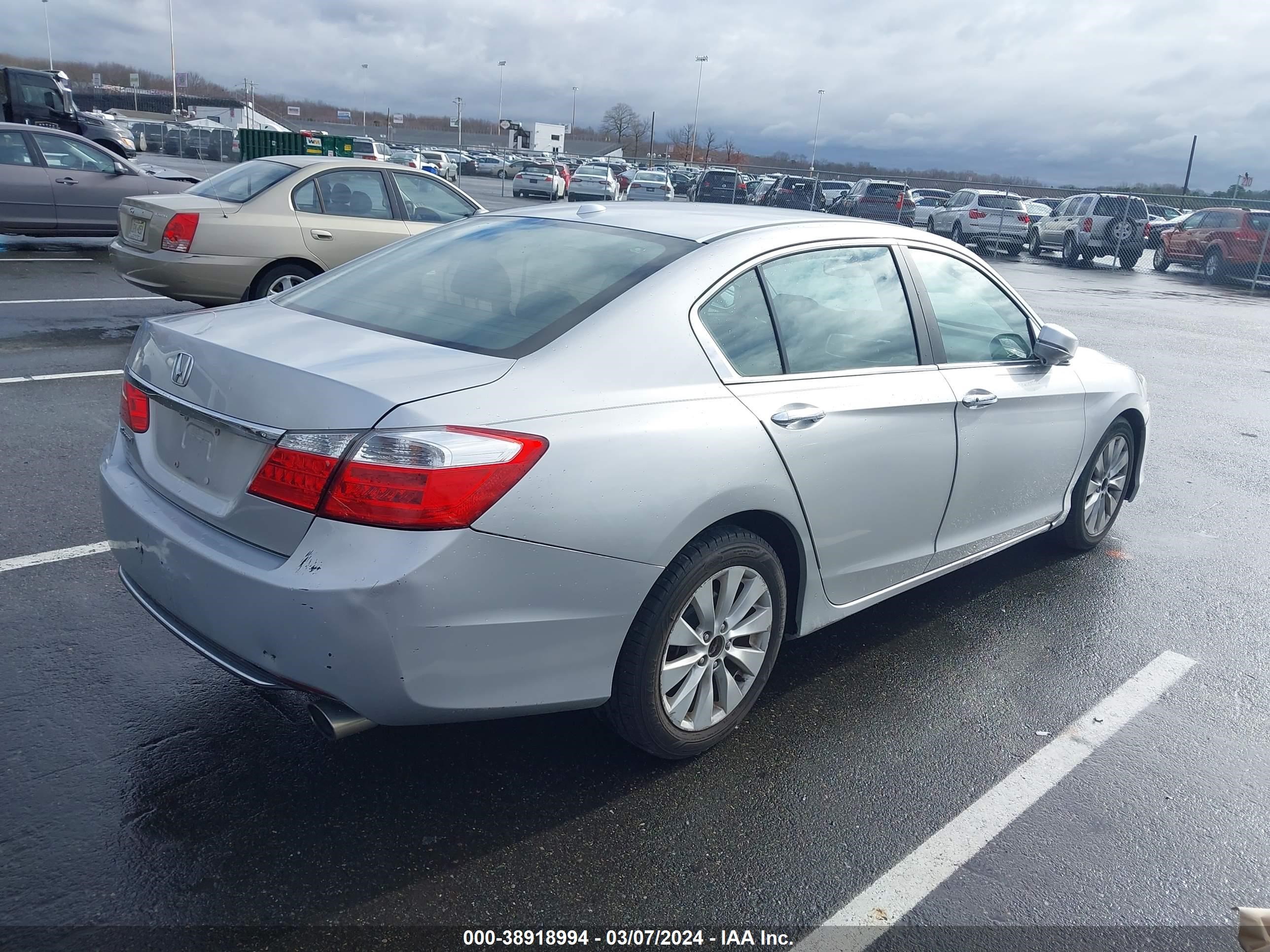 Photo 3 VIN: 1HGCR2F82DA008761 - HONDA ACCORD 