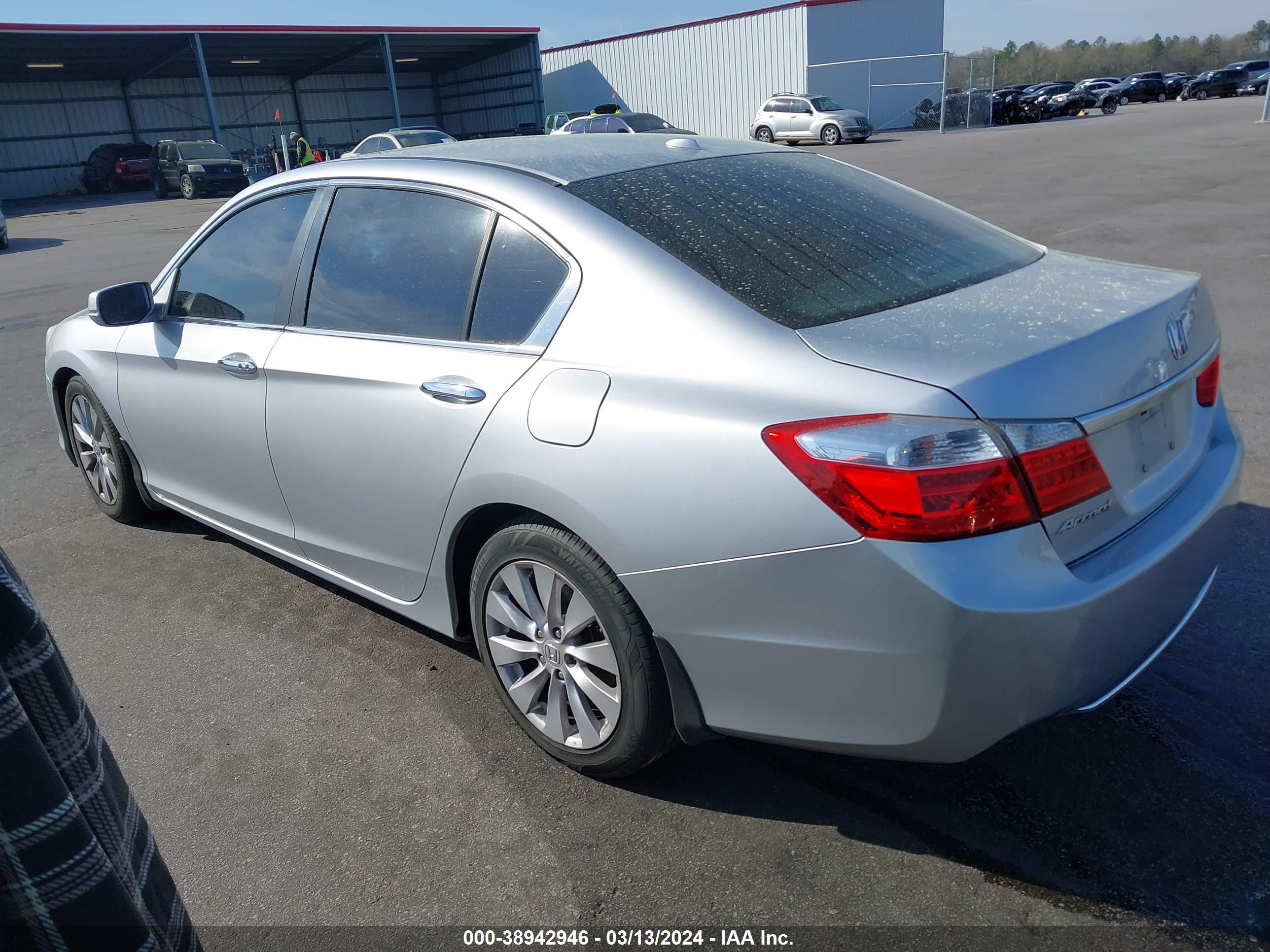 Photo 2 VIN: 1HGCR2F82DA030596 - HONDA ACCORD 