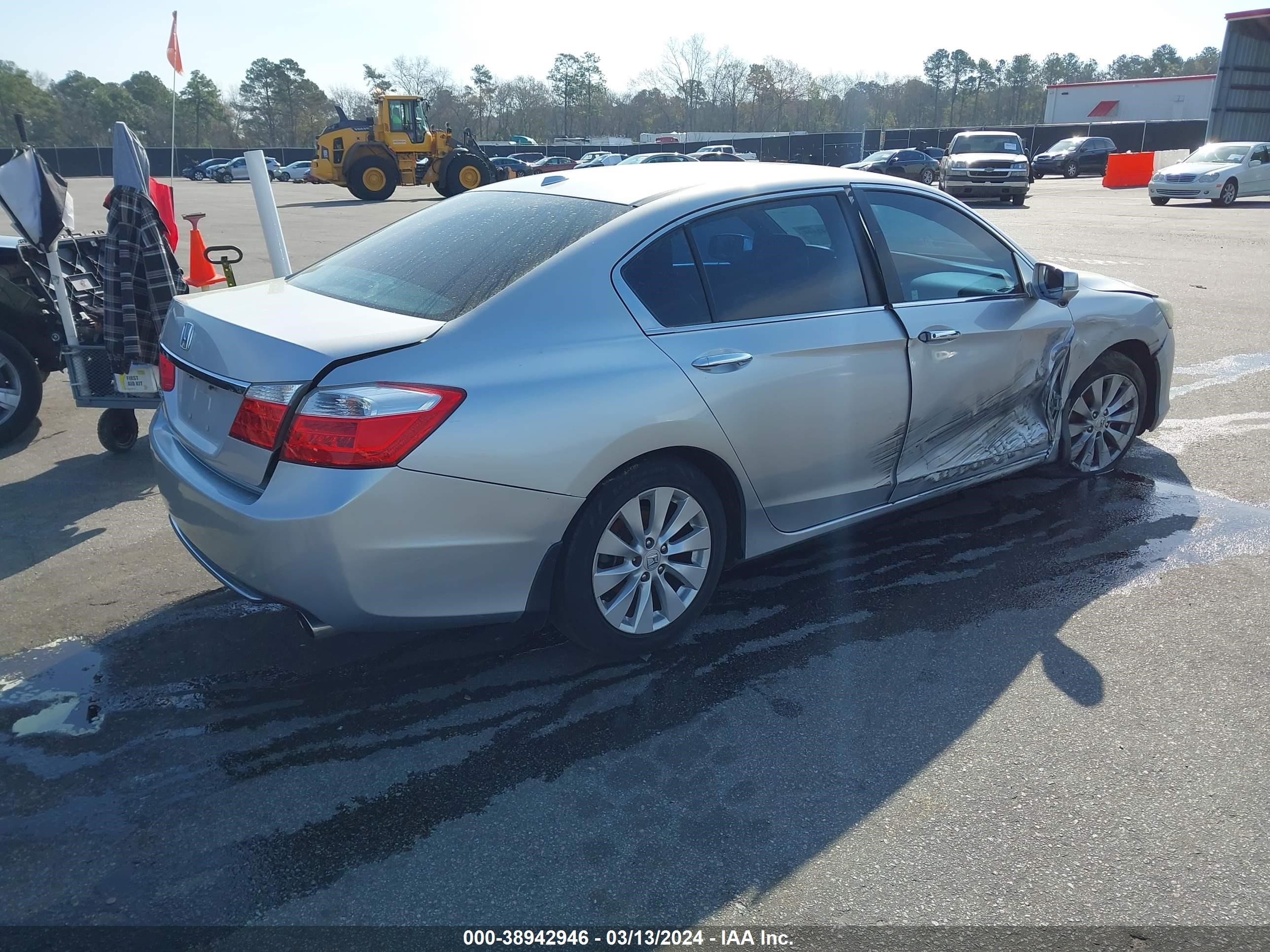 Photo 3 VIN: 1HGCR2F82DA030596 - HONDA ACCORD 