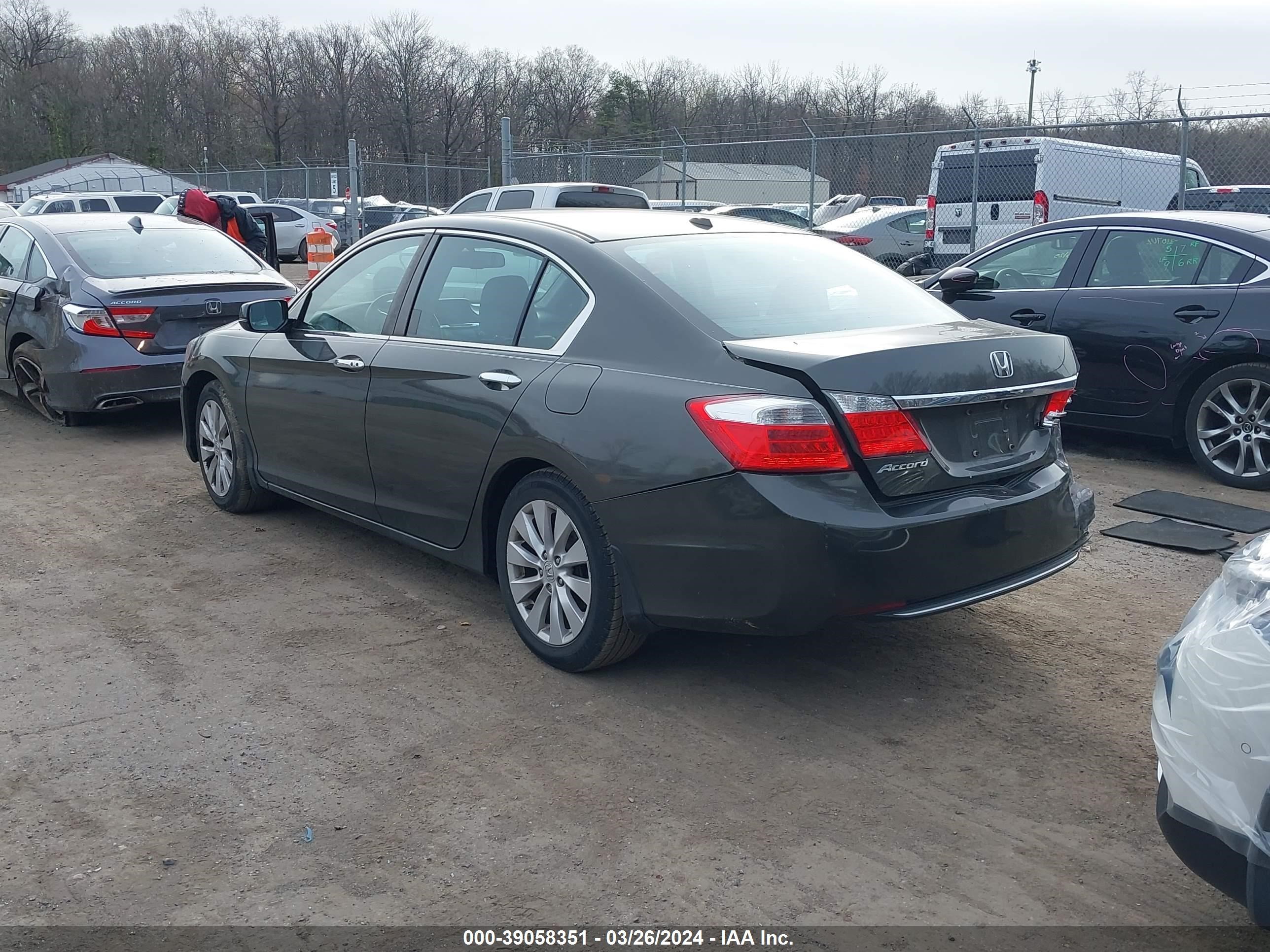 Photo 2 VIN: 1HGCR2F82EA107209 - HONDA ACCORD 