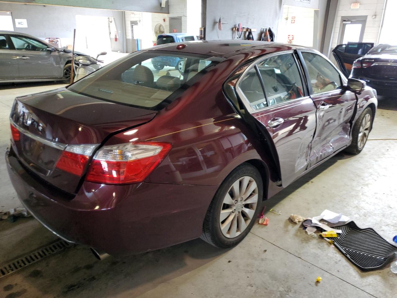 Photo 2 VIN: 1HGCR2F82FA051855 - HONDA ACCORD 